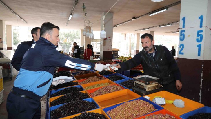 Bayraklı’da zabıta, pazarcılara eldiven ve broşür dağıttı