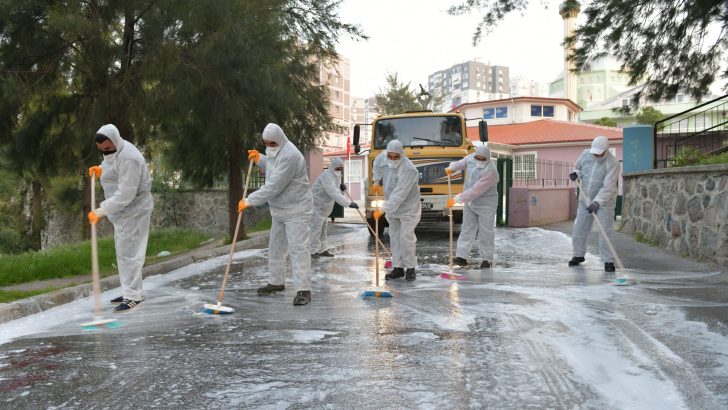 Çiğli’de sokaklar yıkandı, banka ve ATM’ler dezenfekte edildi