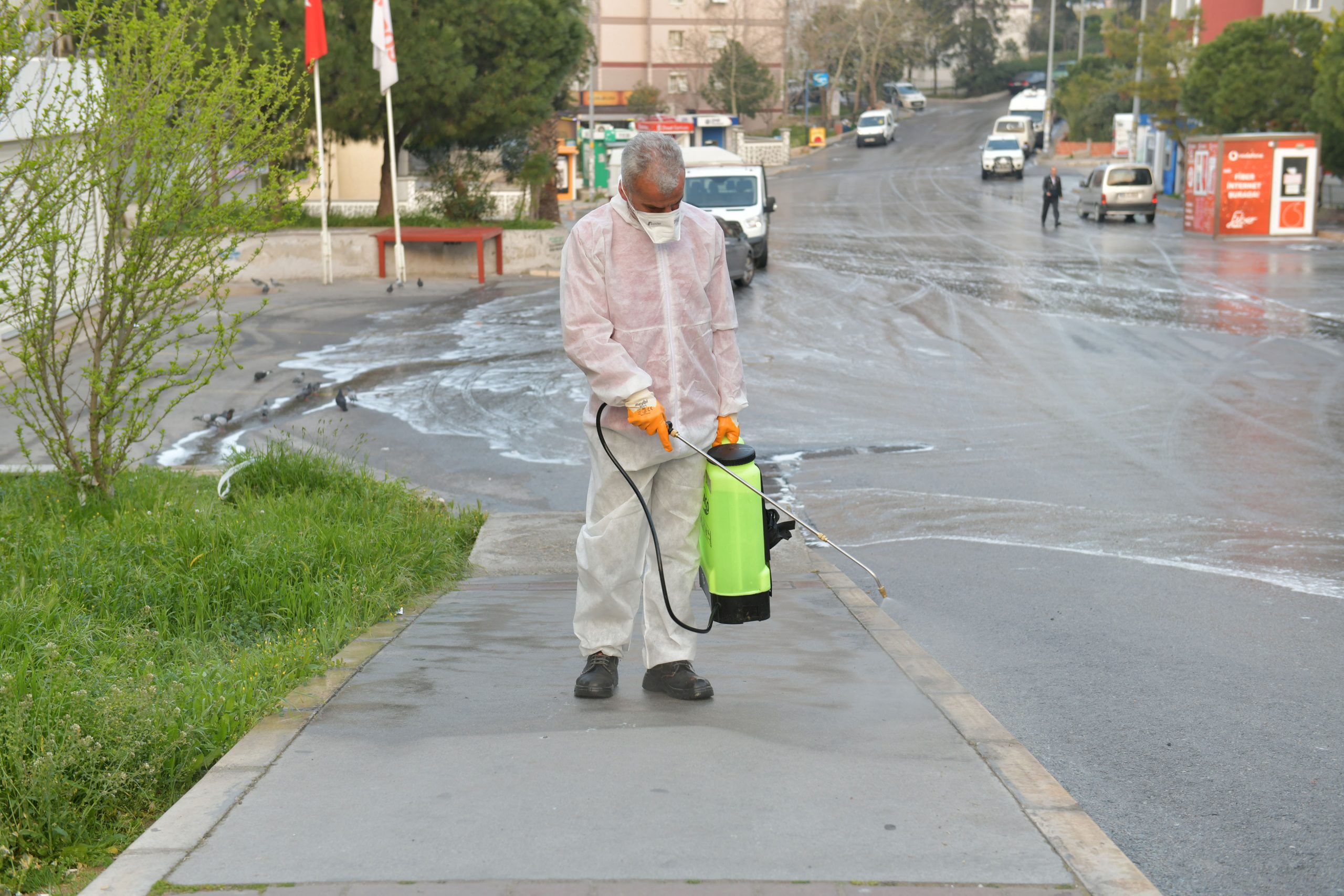 Çiğli’de sokaklar yıkandı, banka ve ATM’ler dezenfekte edildi