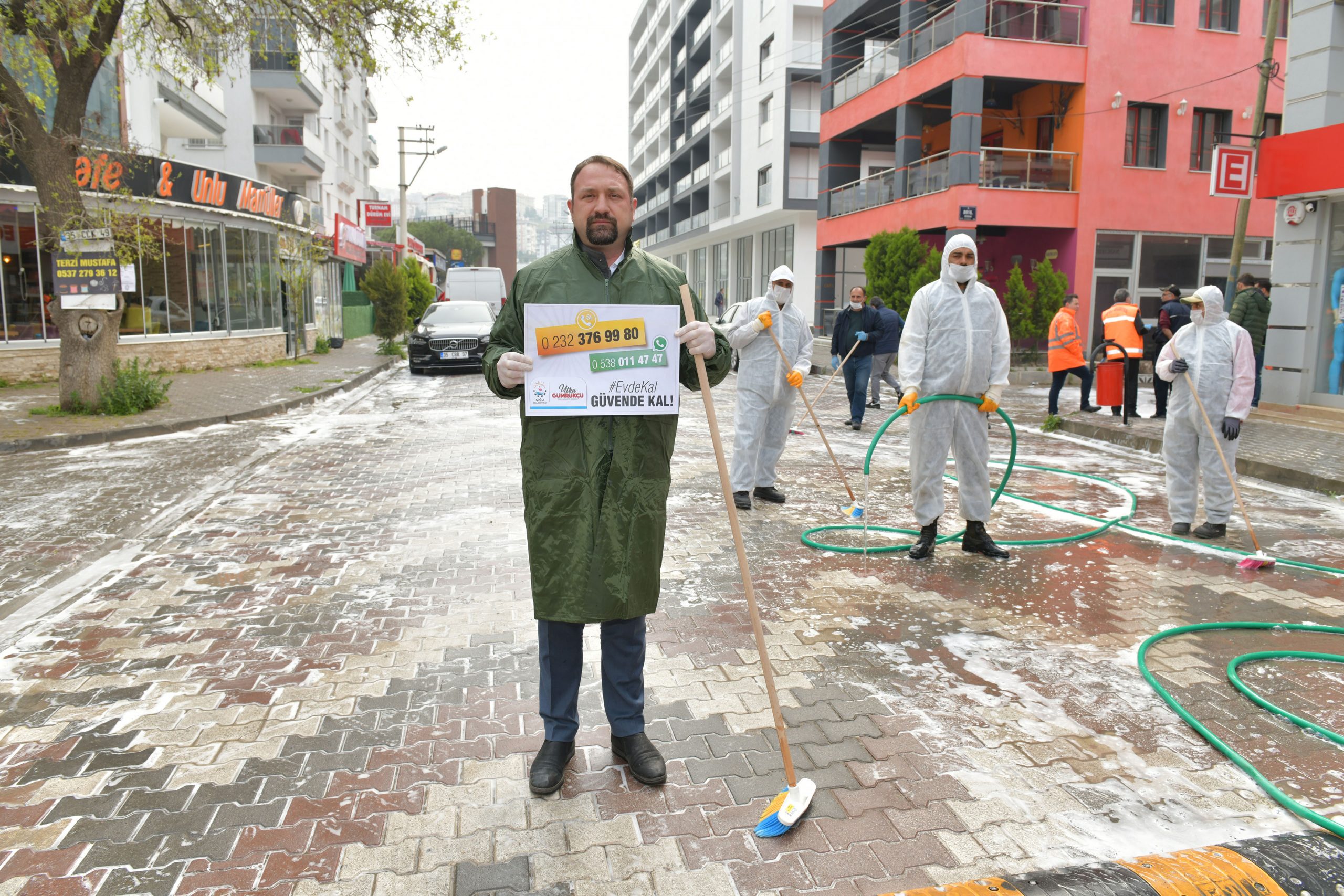Başkan Utku Gümrükçü sokakları yıkadı