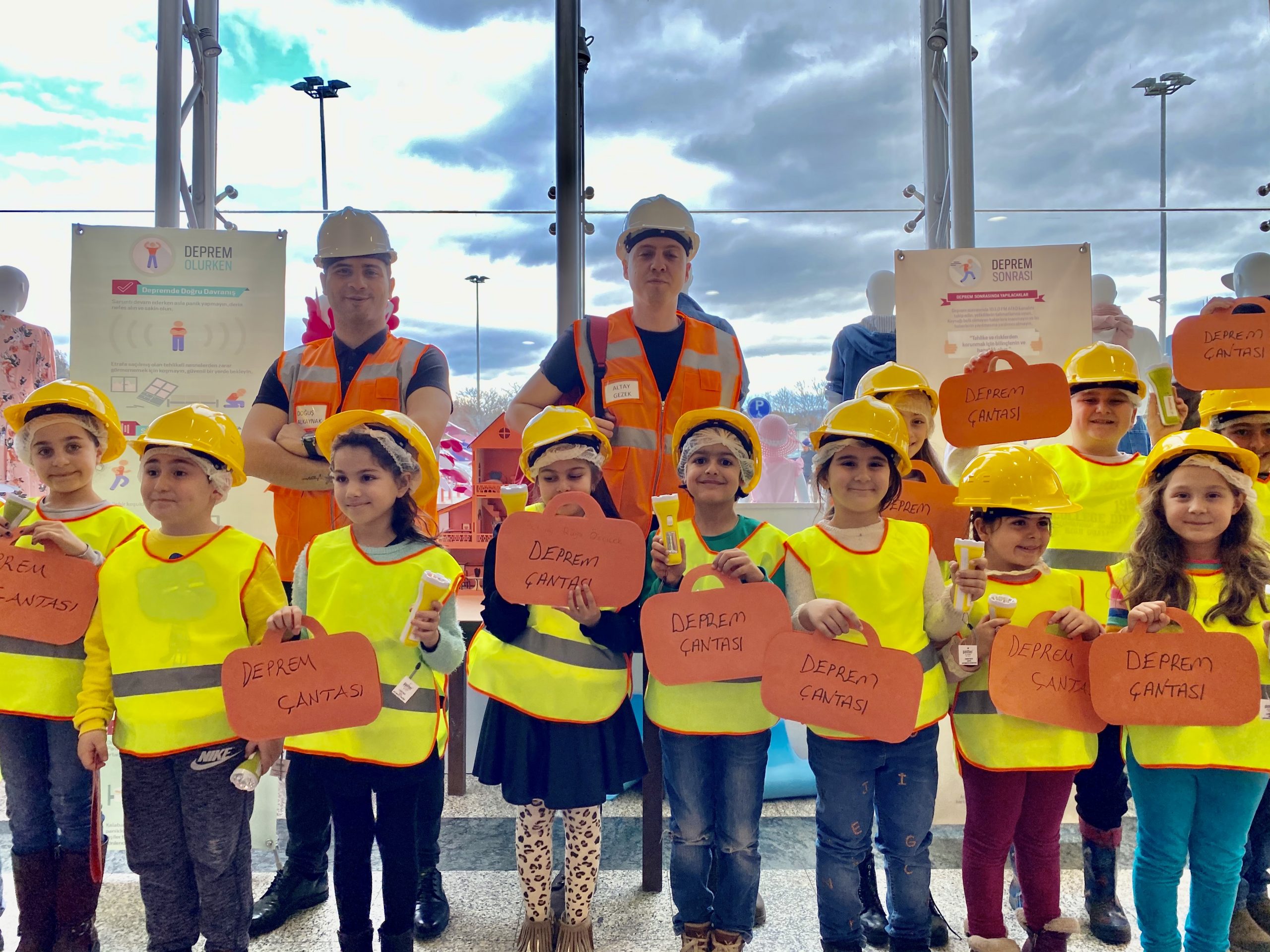 Özdilek İzmir AVM’ den Çocuklara Deprem Eğitimi ve Deprem Çantası Hazırlama Atölyesi