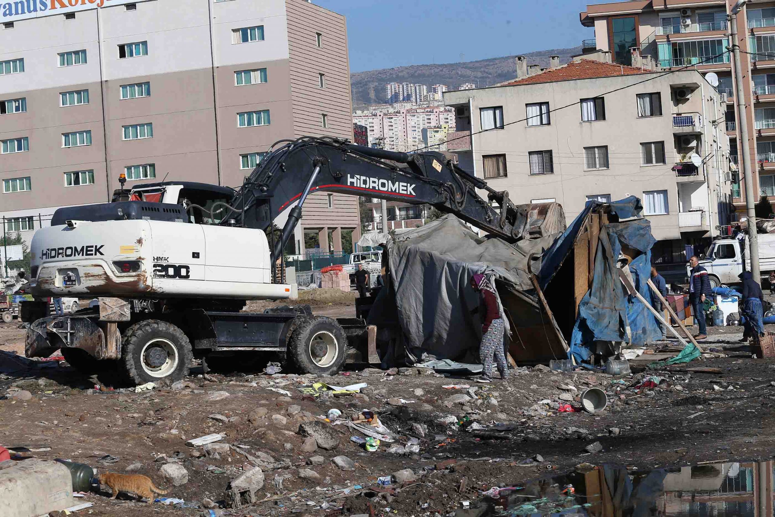 Karşıyaka’da yıkım operasyonu: Hurdacı çadırları kaldırıldı!