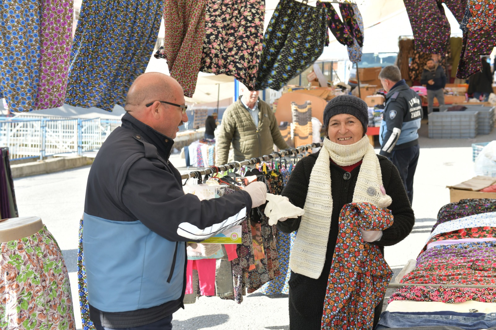 Çiğli Belediye Zabıta ekipleri pazar yerlerinde eldiven dağıttı