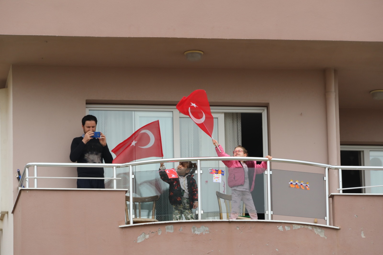 Bayraklı’da 23 Nisan coşkusu balkonlardan taştı