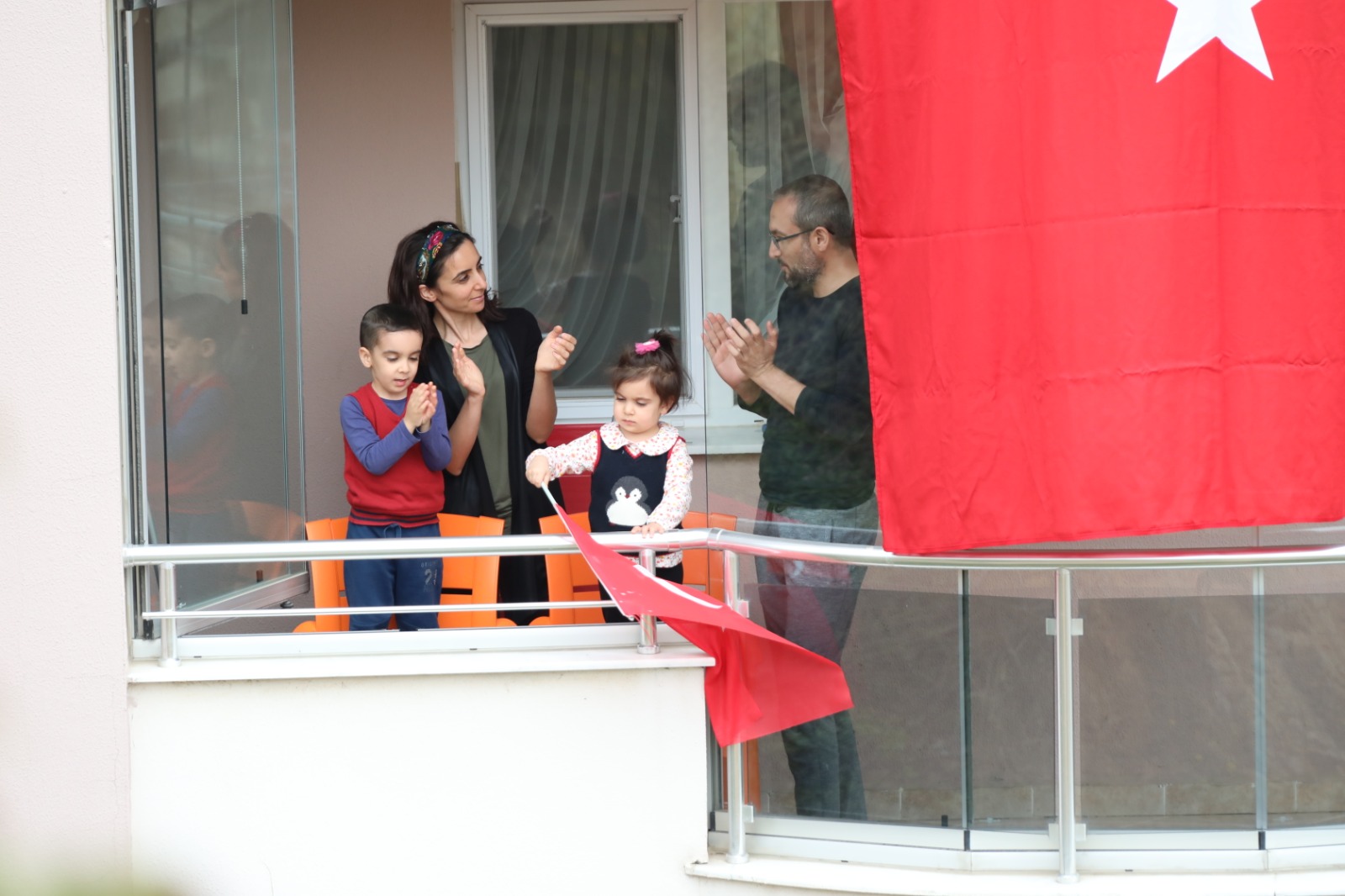 Bayraklı’da 23 Nisan coşkusu balkonlardan taştı