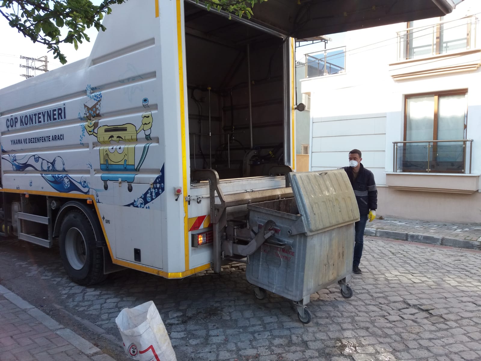 Bergama’da 5 bin çöp konteynırına otomatik yıkama ve dezenfekte