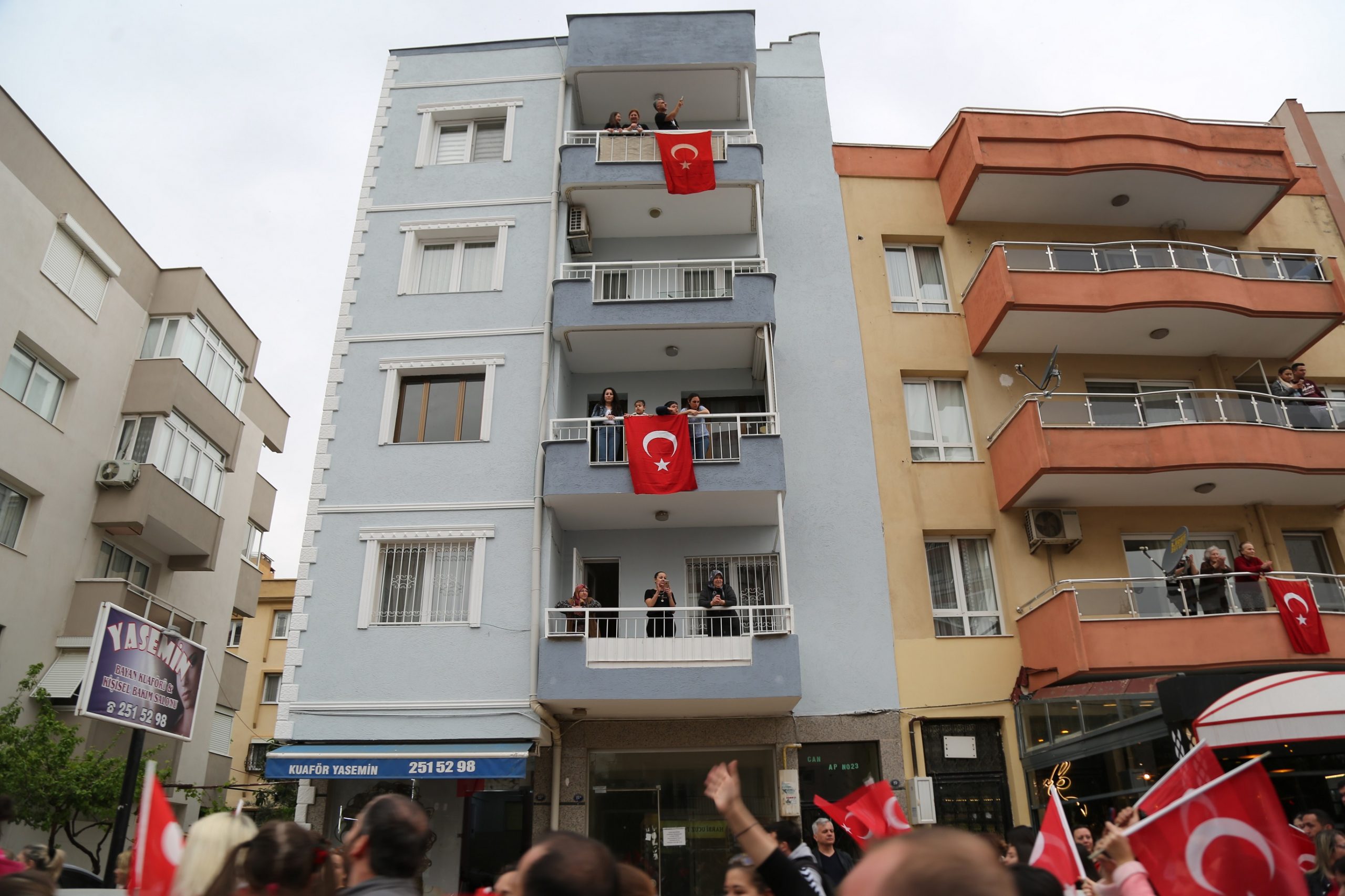 Gaziemir 23 Nisan’ı balkonlarda kutlayacak