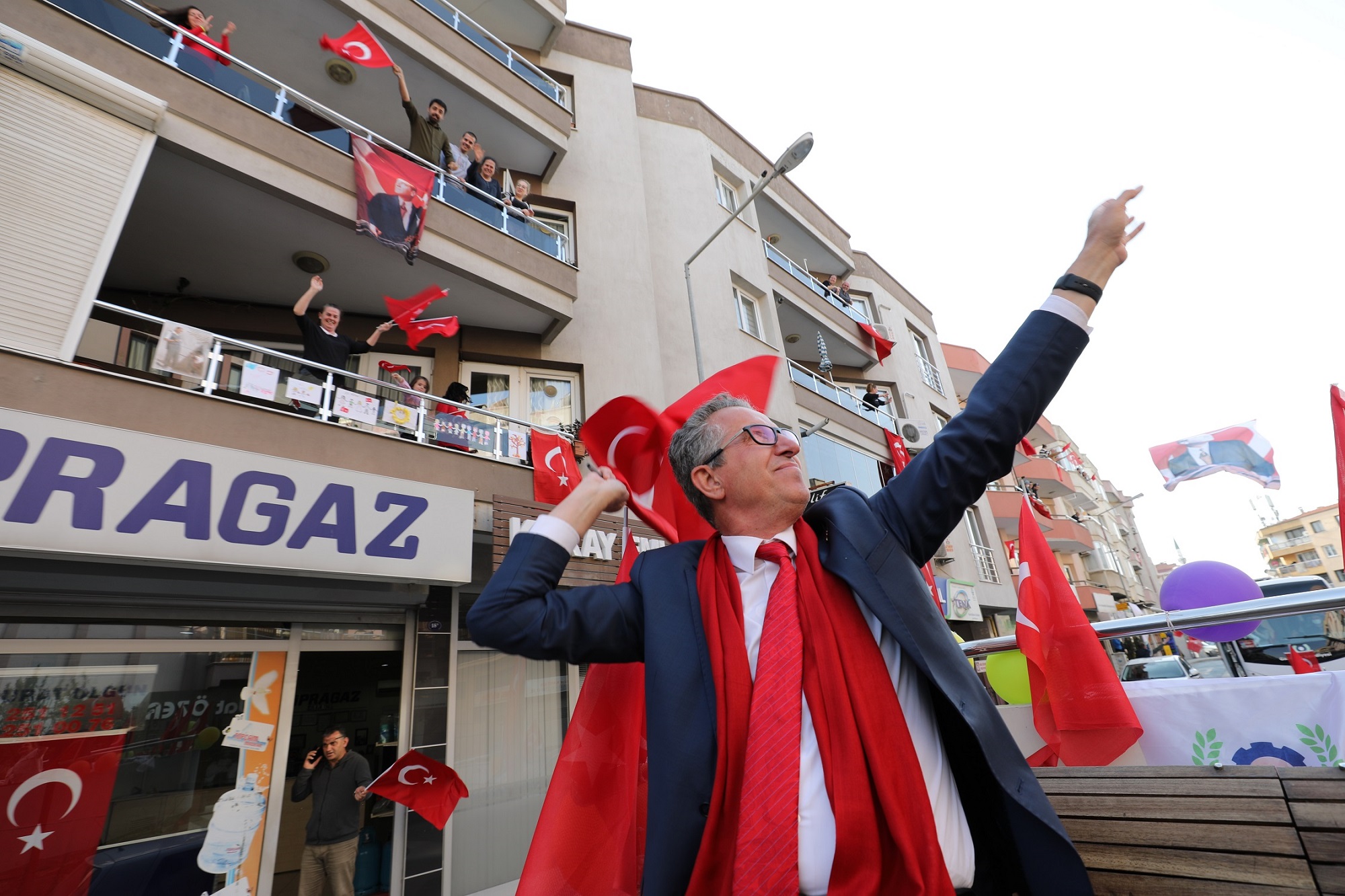 Gaziemir’in balkonlarında 23 Nisan coşkusu