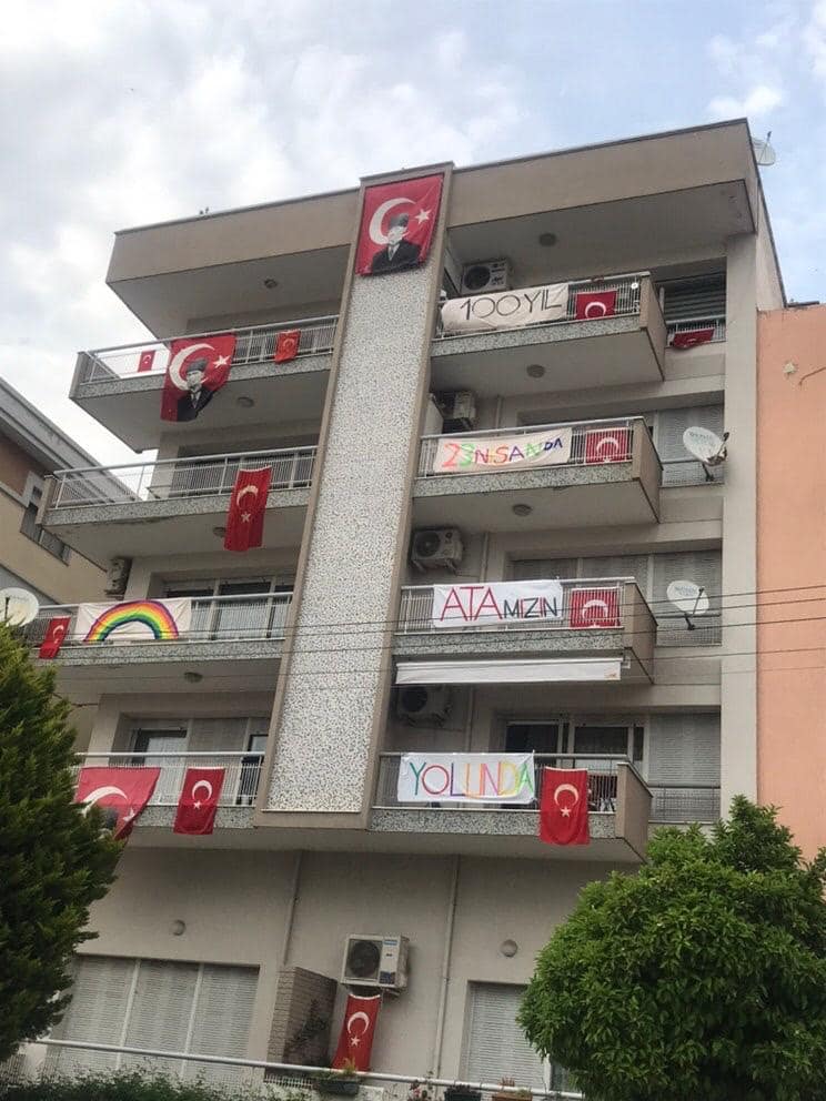 Karşıyaka’da balkonlar bayram yerine dönüşüyor!