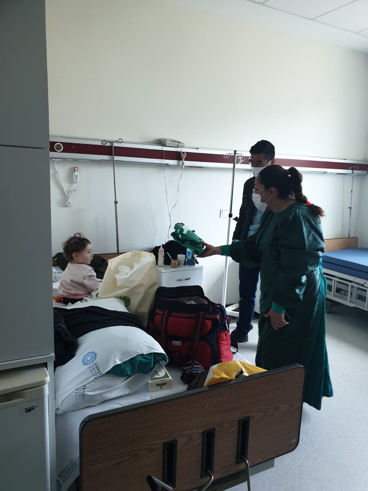Karabağlar AK Gençlik’ten hastanedeki çocuklara 23 Nisan hediyesi
