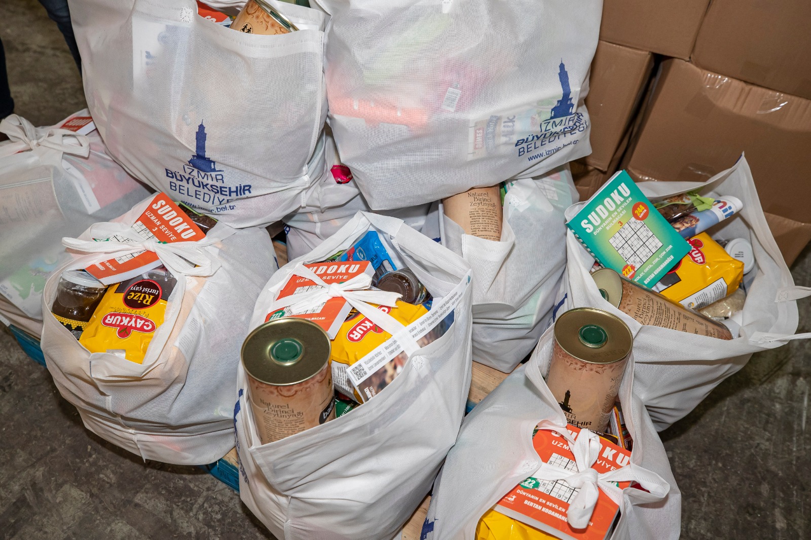 Geri dönüşümlü atık toplayıcılarına gıda paketi