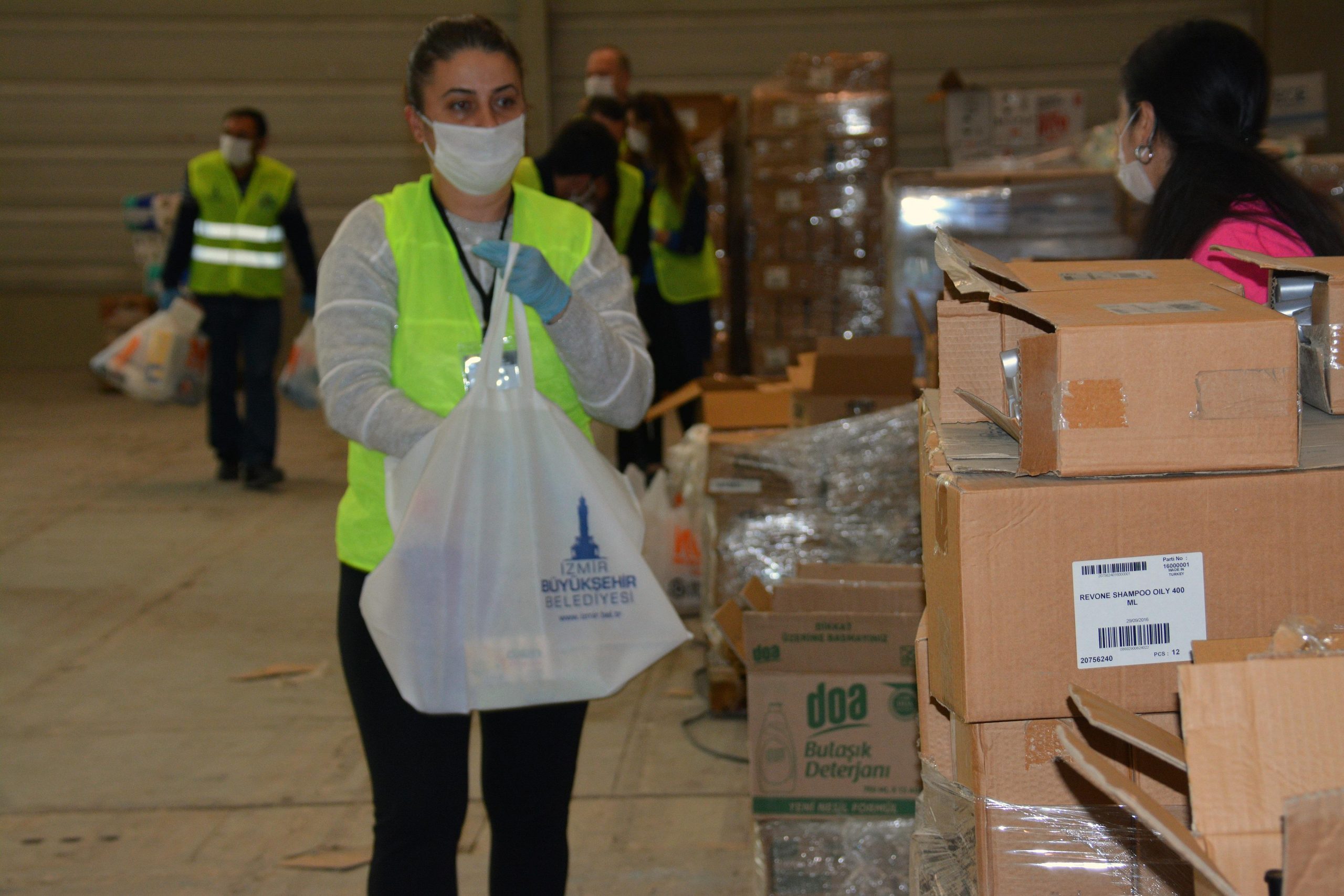 “BizVarız” gönüllüleri gıda paketi hazırladı