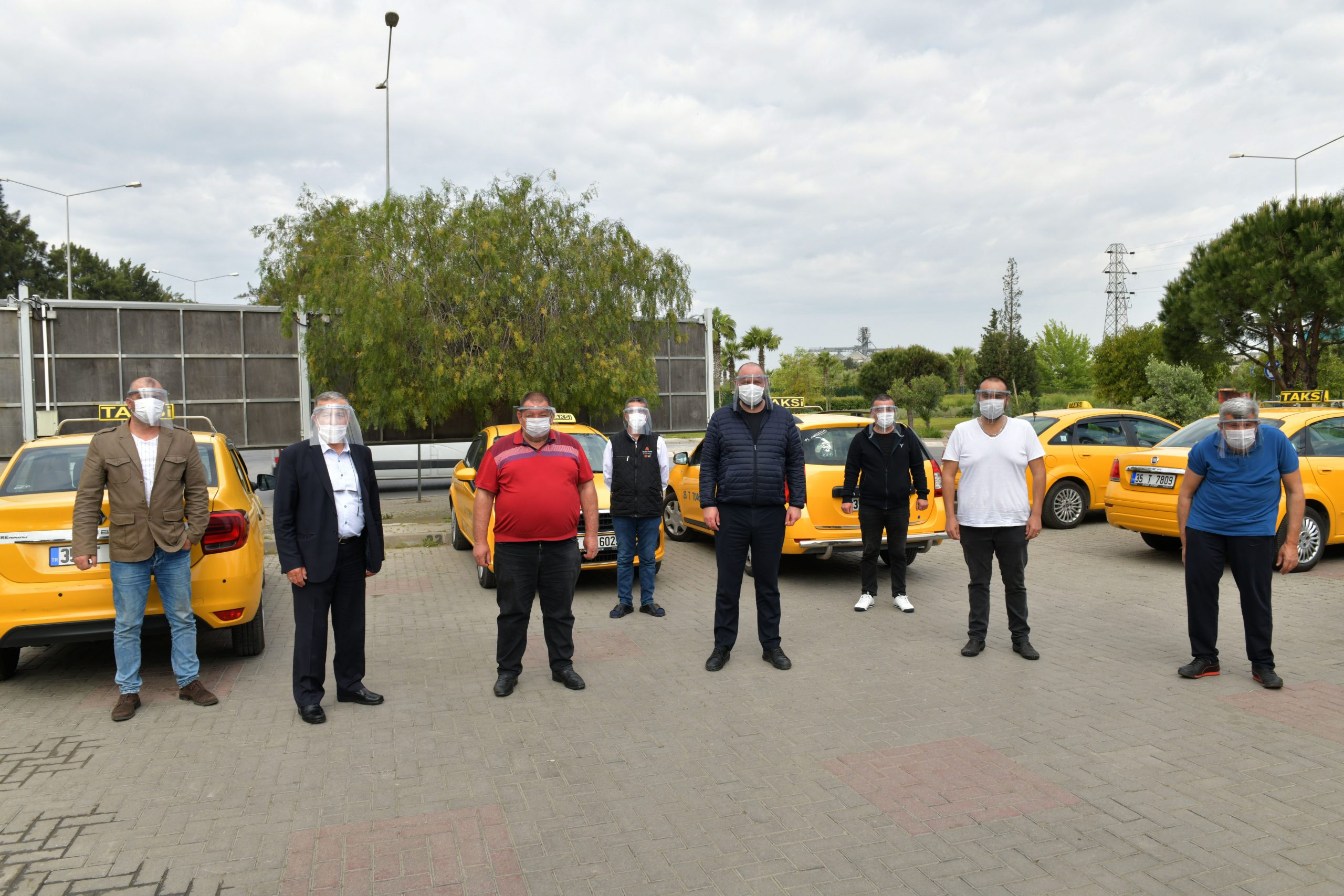 Başkan Utku Gümrükçü’den taksicilere siperlik