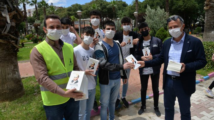 Dilek Aksoy’dan gençlere anlamlı hediye