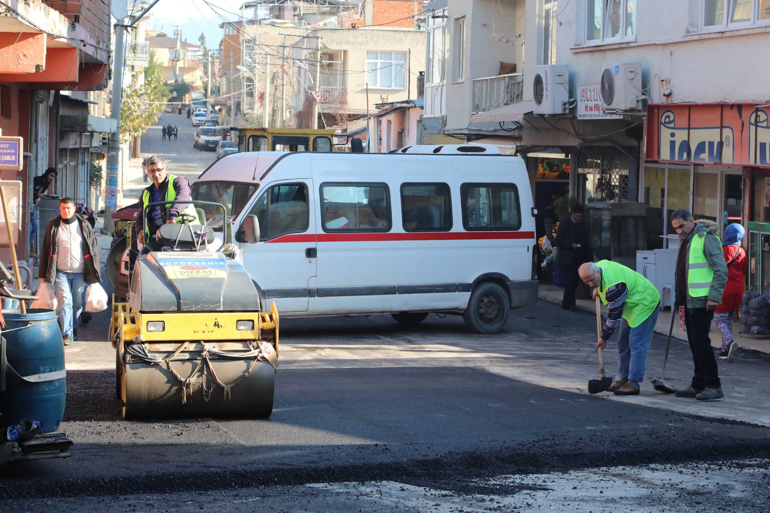 Salgın süresince Bayraklı’da 9 mahalleye 143 ton asfalt