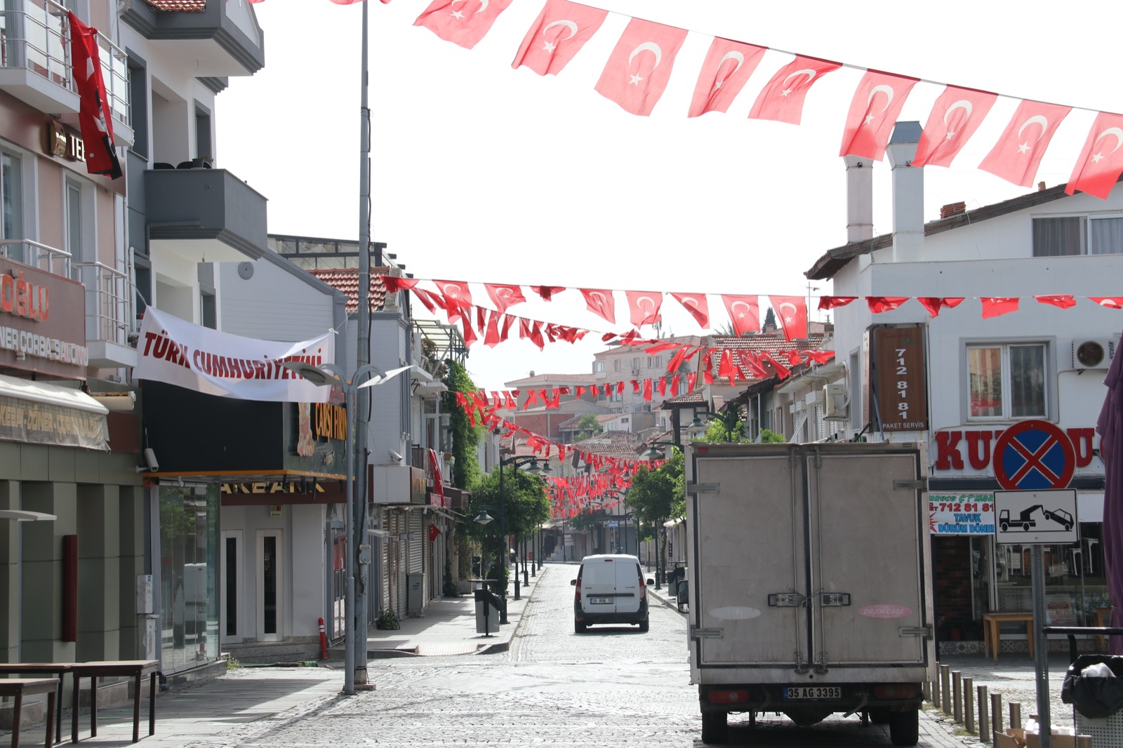 Çeşme’de sokaklar “ Gençliğe Hitabe” ile donatıldı