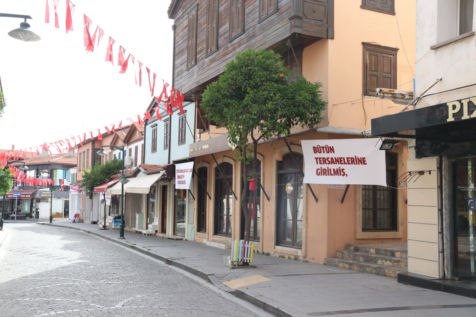 Çeşme’de sokaklar “ Gençliğe Hitabe” ile donatıldı