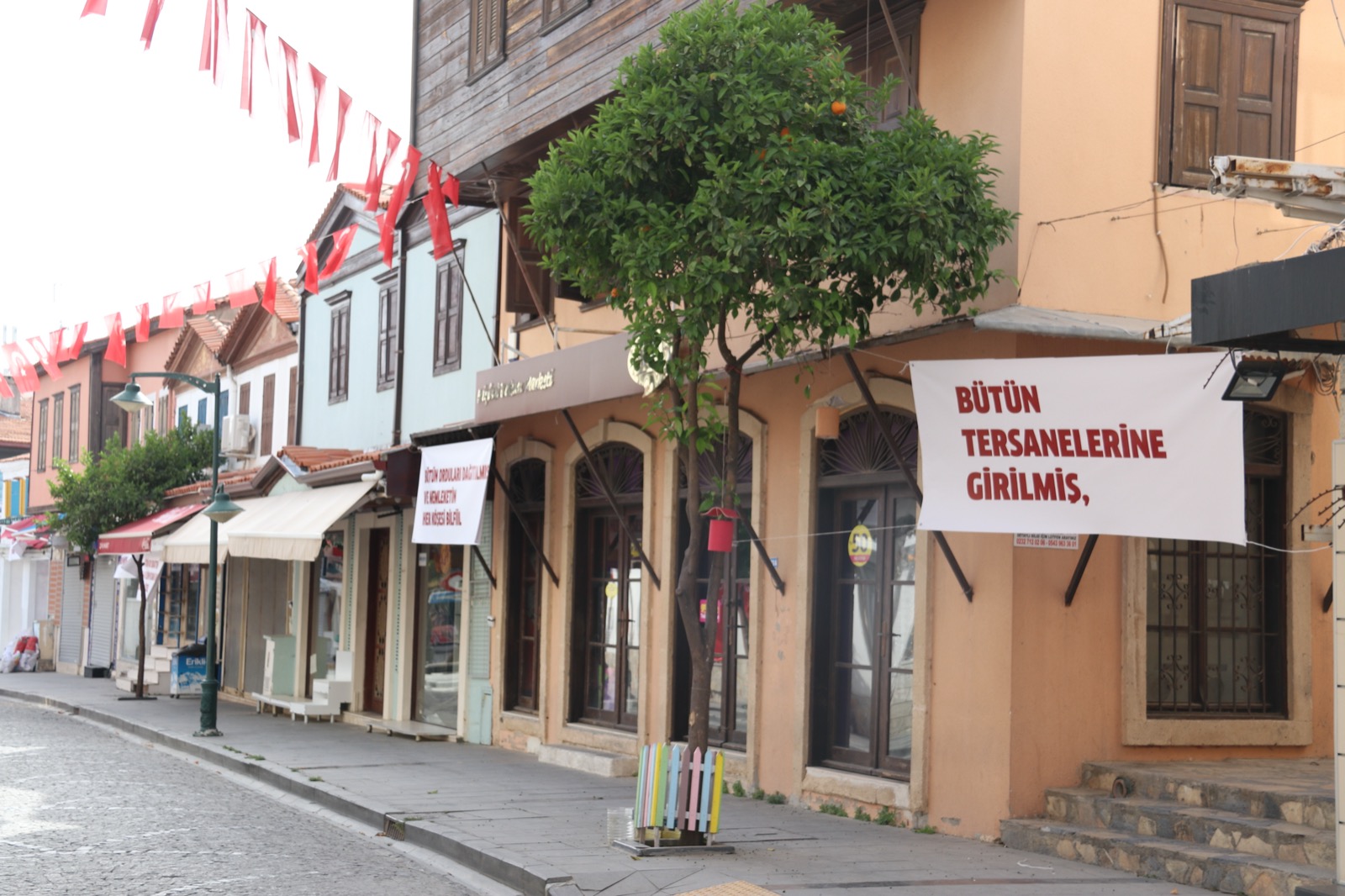 Çeşme’de sokaklar “ Gençliğe Hitabe” ile donatıldı