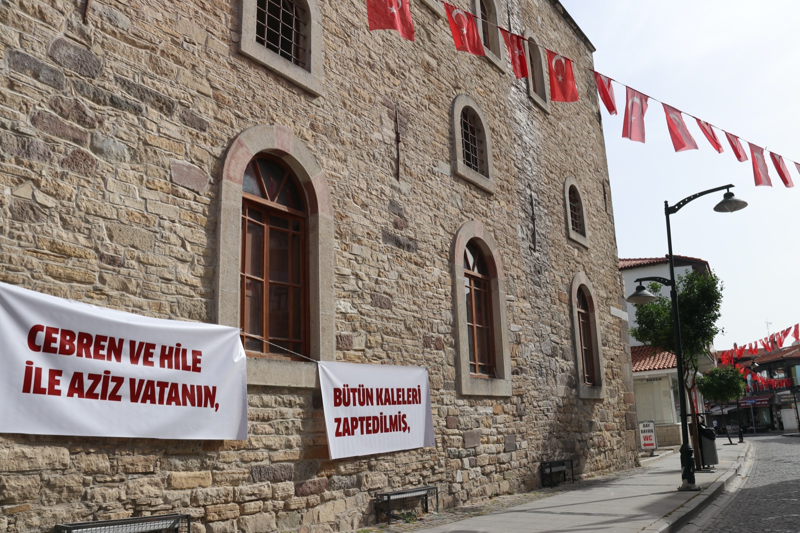 Çeşme’de sokaklar “ Gençliğe Hitabe” ile donatıldı