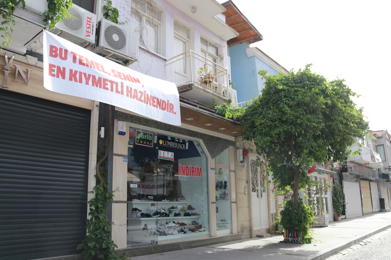 Çeşme’de sokaklar “ Gençliğe Hitabe” ile donatıldı