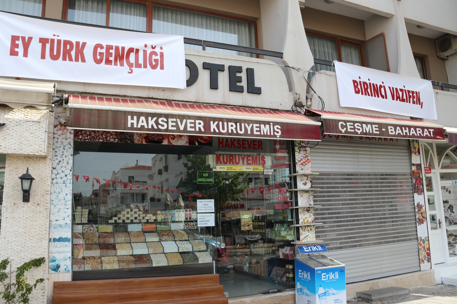 Çeşme’de sokaklar “ Gençliğe Hitabe” ile donatıldı