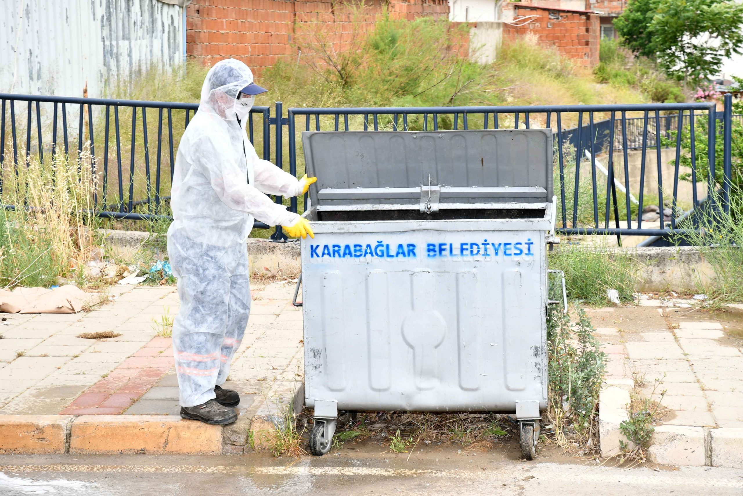 Karabağlar'daki konteynerlere bayram temizliği