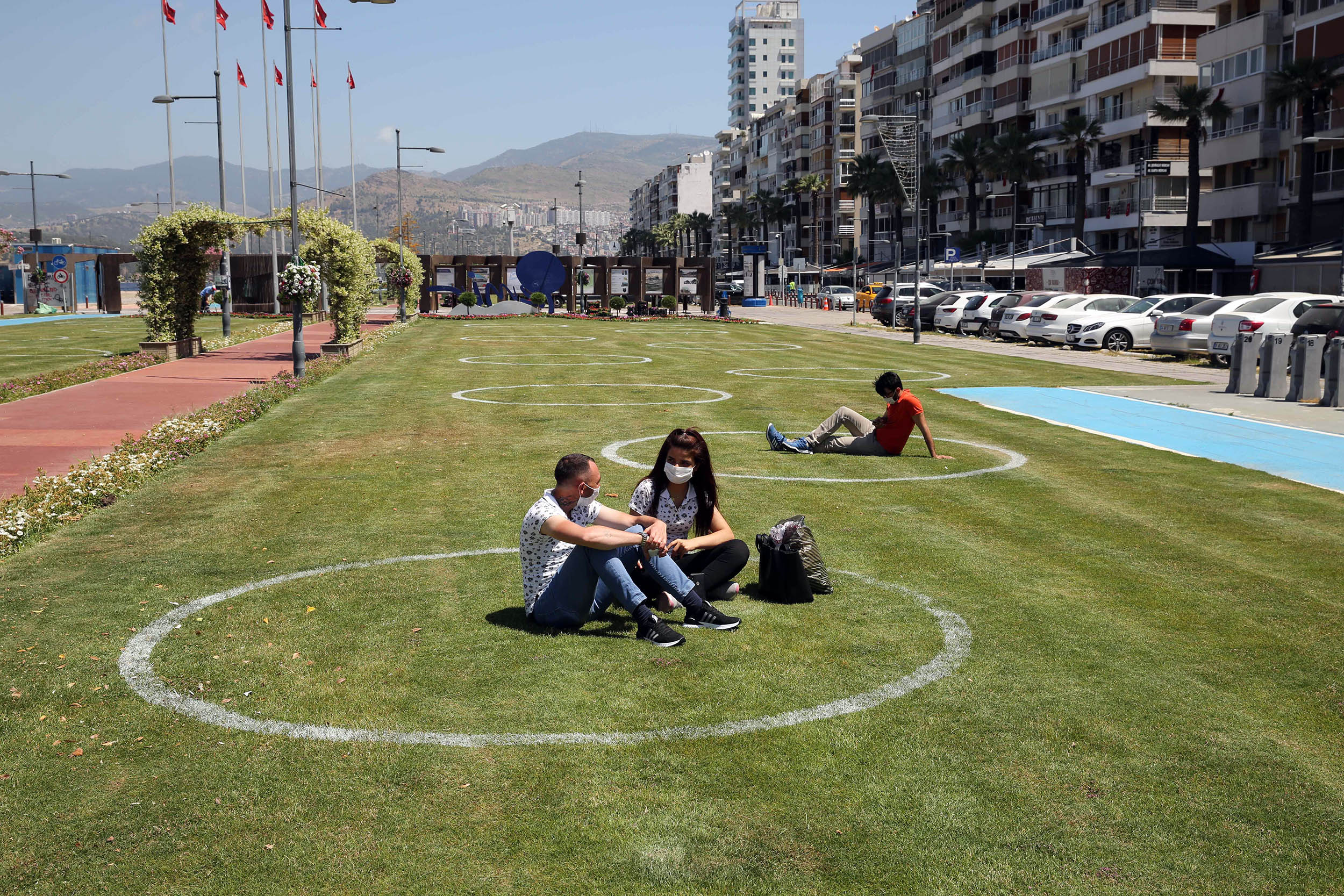 İzmir’de yeşil alanda çemberli sosyal mesafe dönemi