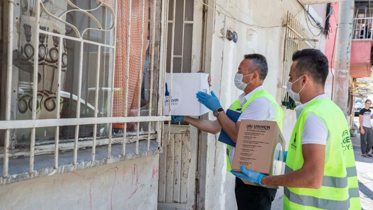 İzmir’deki mültecilere hijyen ve gıda paketi desteği
