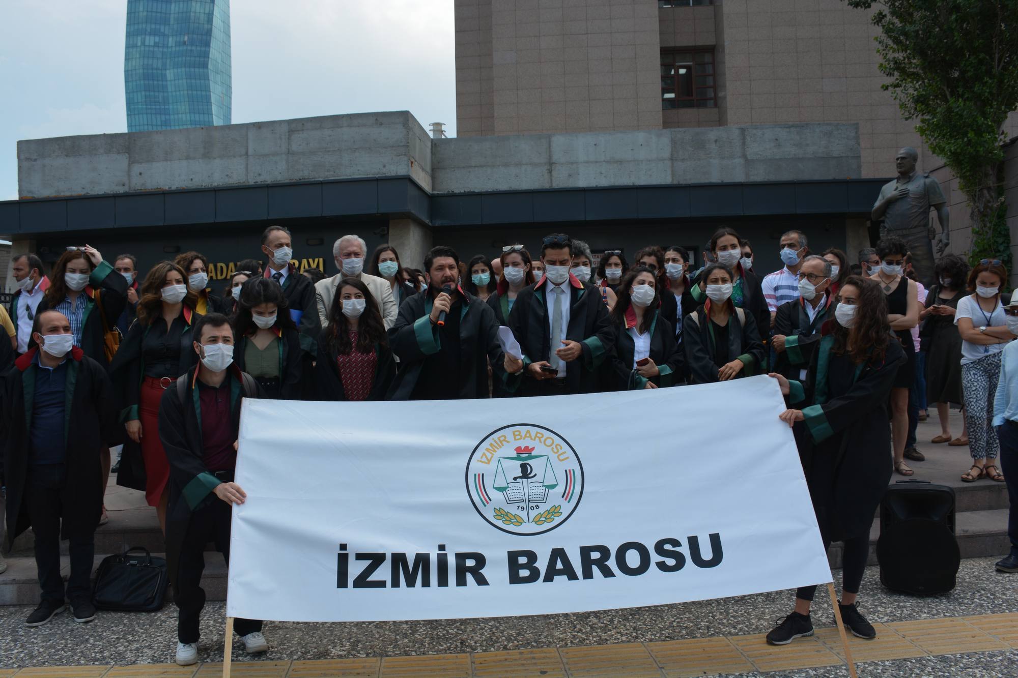 Ankara’da Baro Başkanlarına Yönelik Müdahale İzmir Adiyesi Önünde Protesto Edildi