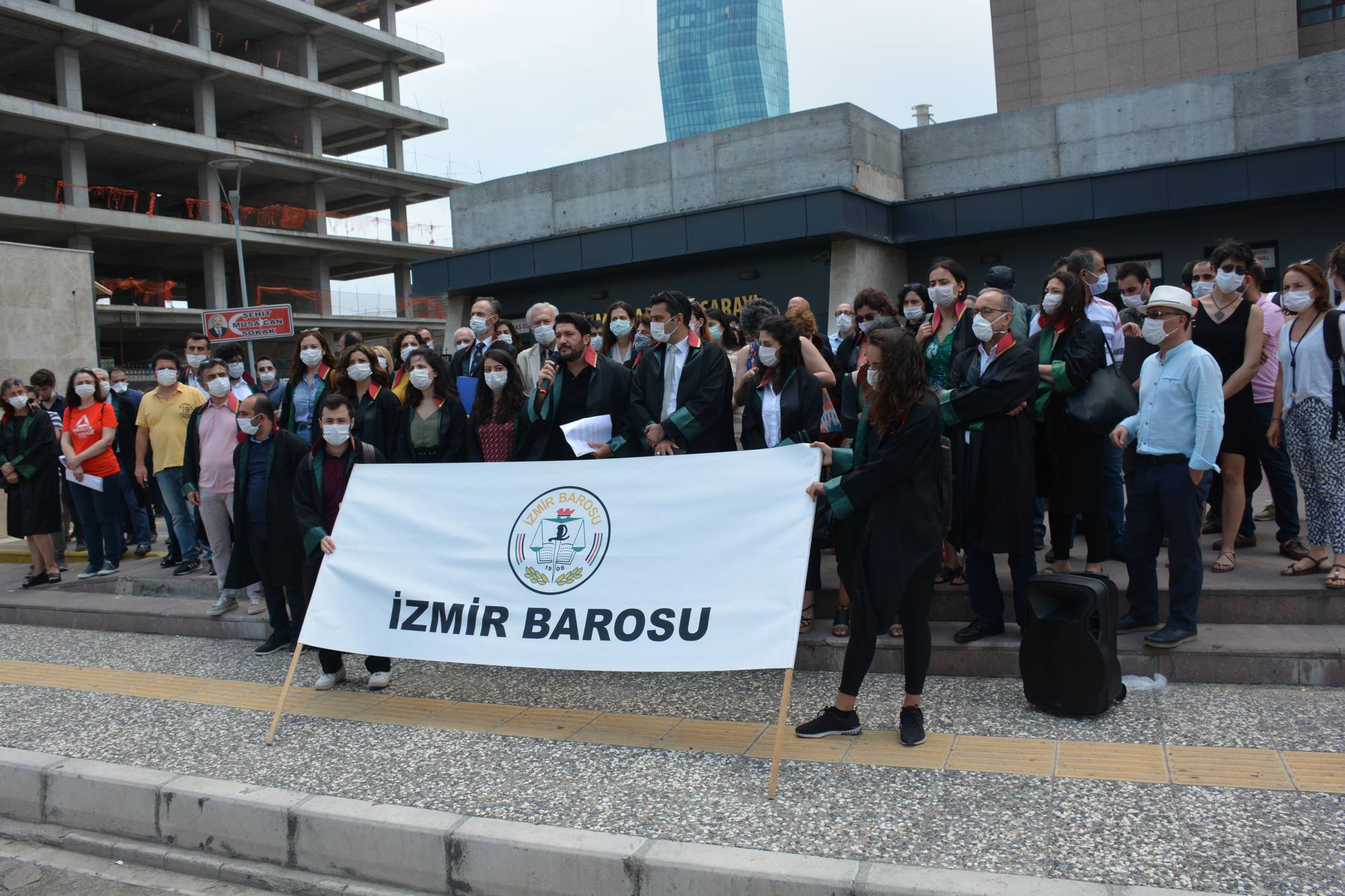 Ankara'da Baro Başkanlarına Yönelik Müdahale İzmir Adiyesi Önünde Protesto Edildi