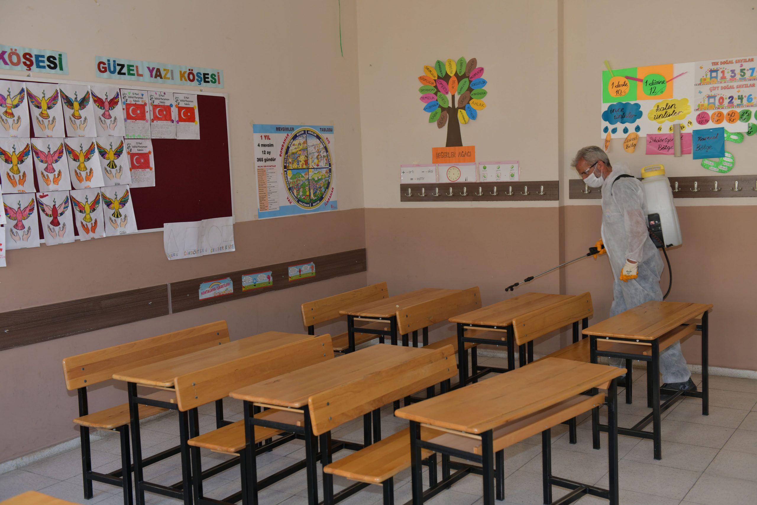 Çiğli’deki okullar sınav öncesi dezenfekte edildi
