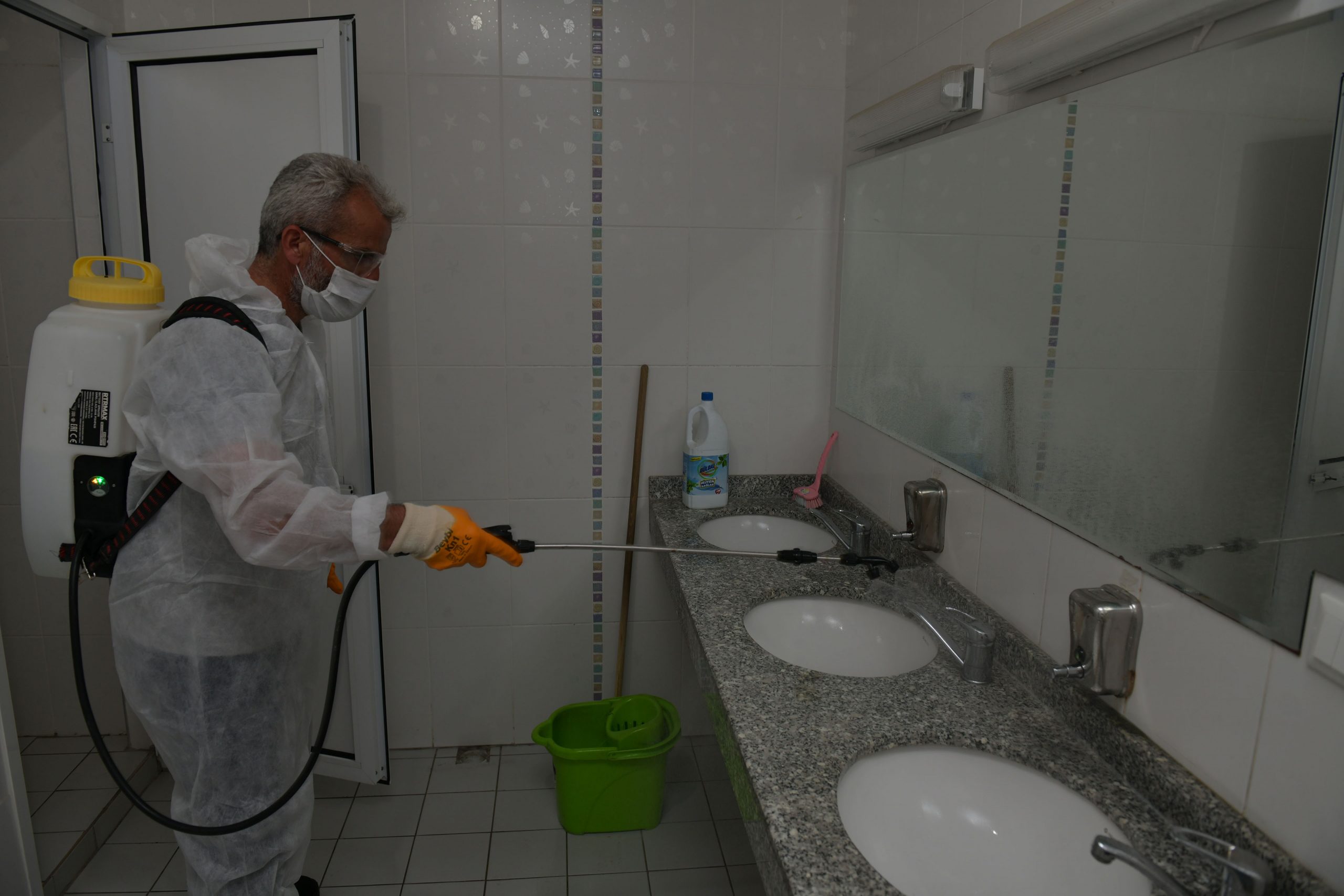 Çiğli’deki okullar sınav öncesi dezenfekte edildi