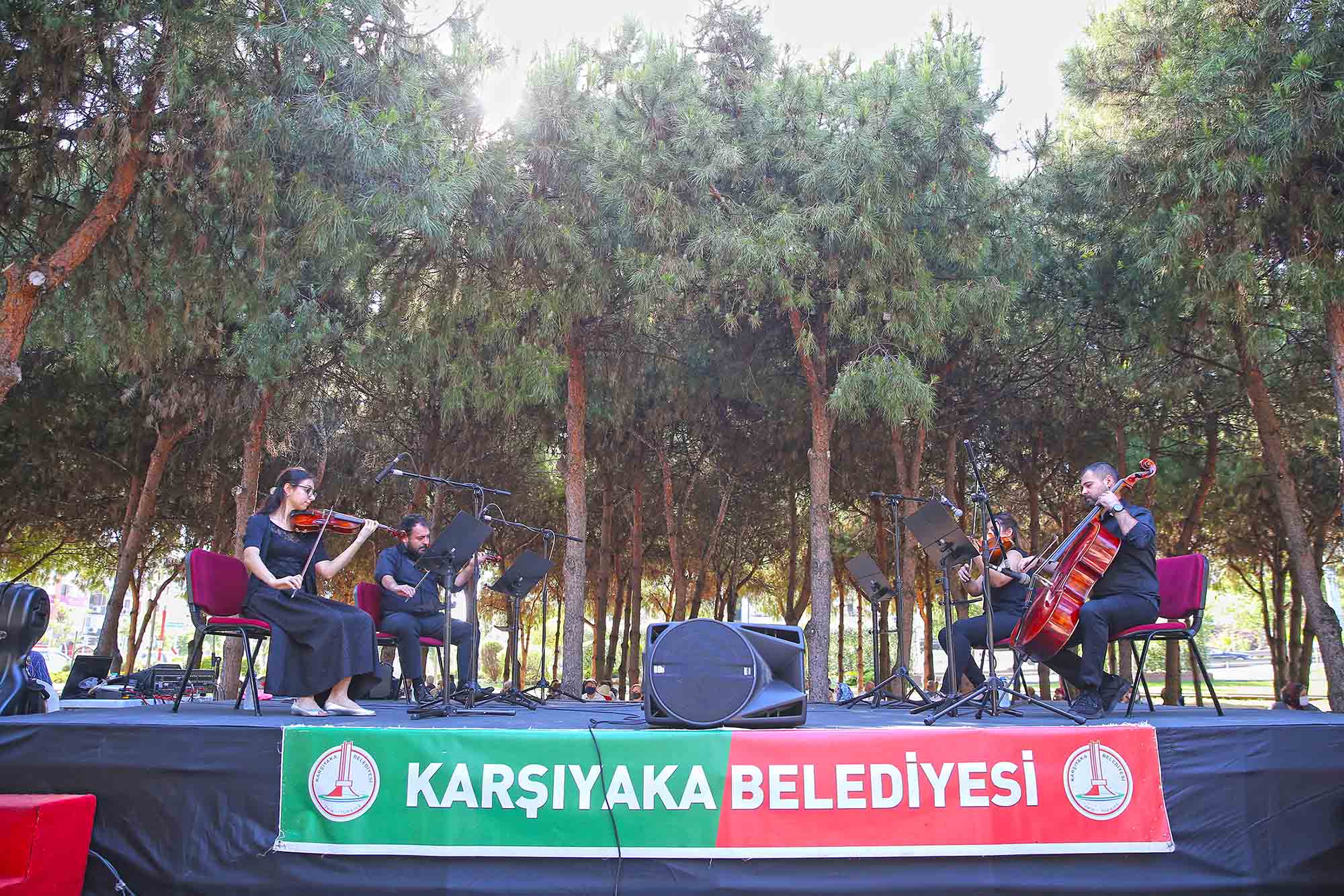 Karşıyaka’da çınarlara özel müzik şöleni