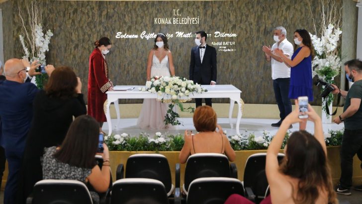 Konak’ta yeni normalleşmede ilk nikahlar kıyıldı