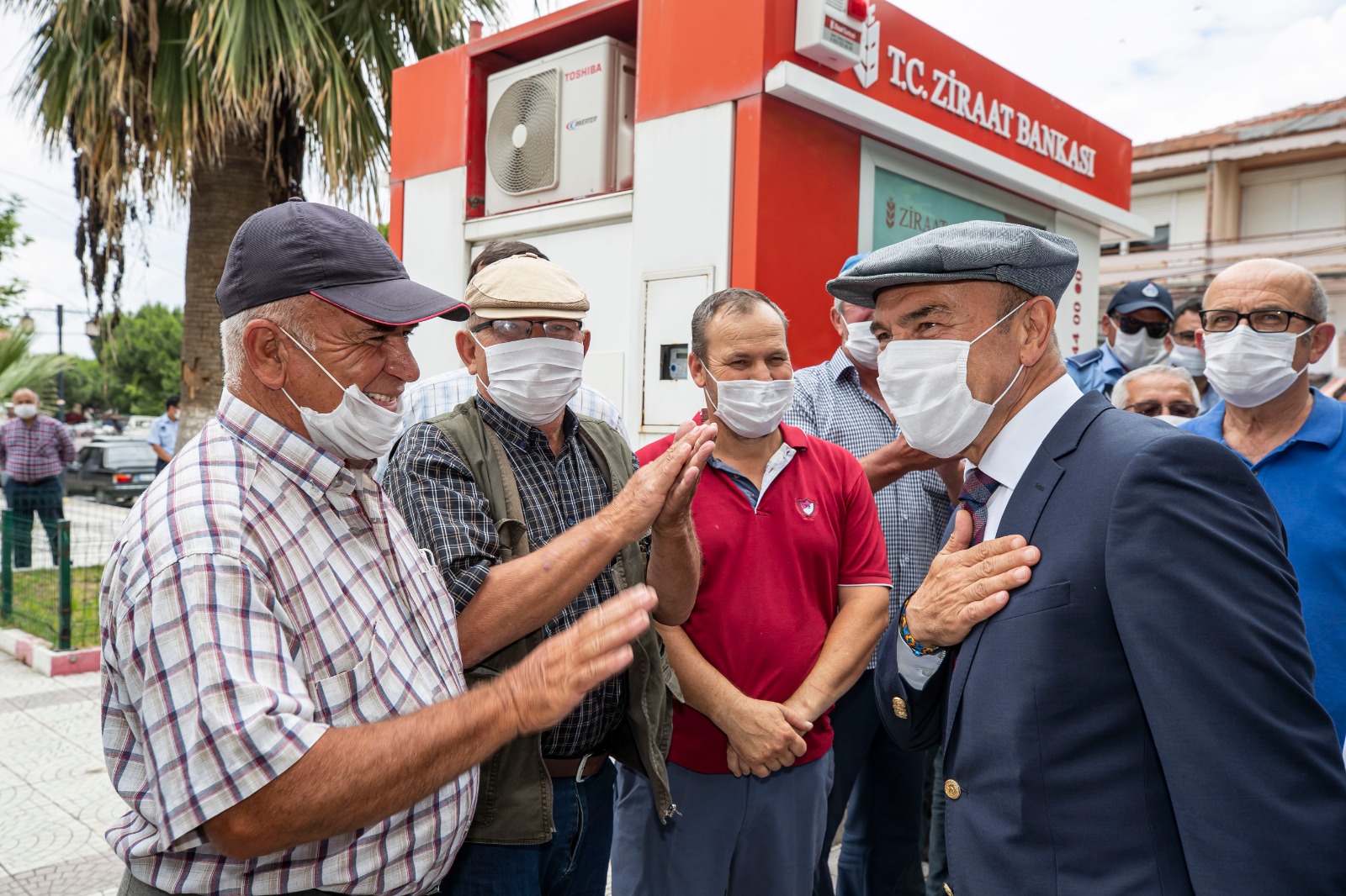 İzmir Büyükşehir Belediyesi’nden köylüye ilk defa yem desteği