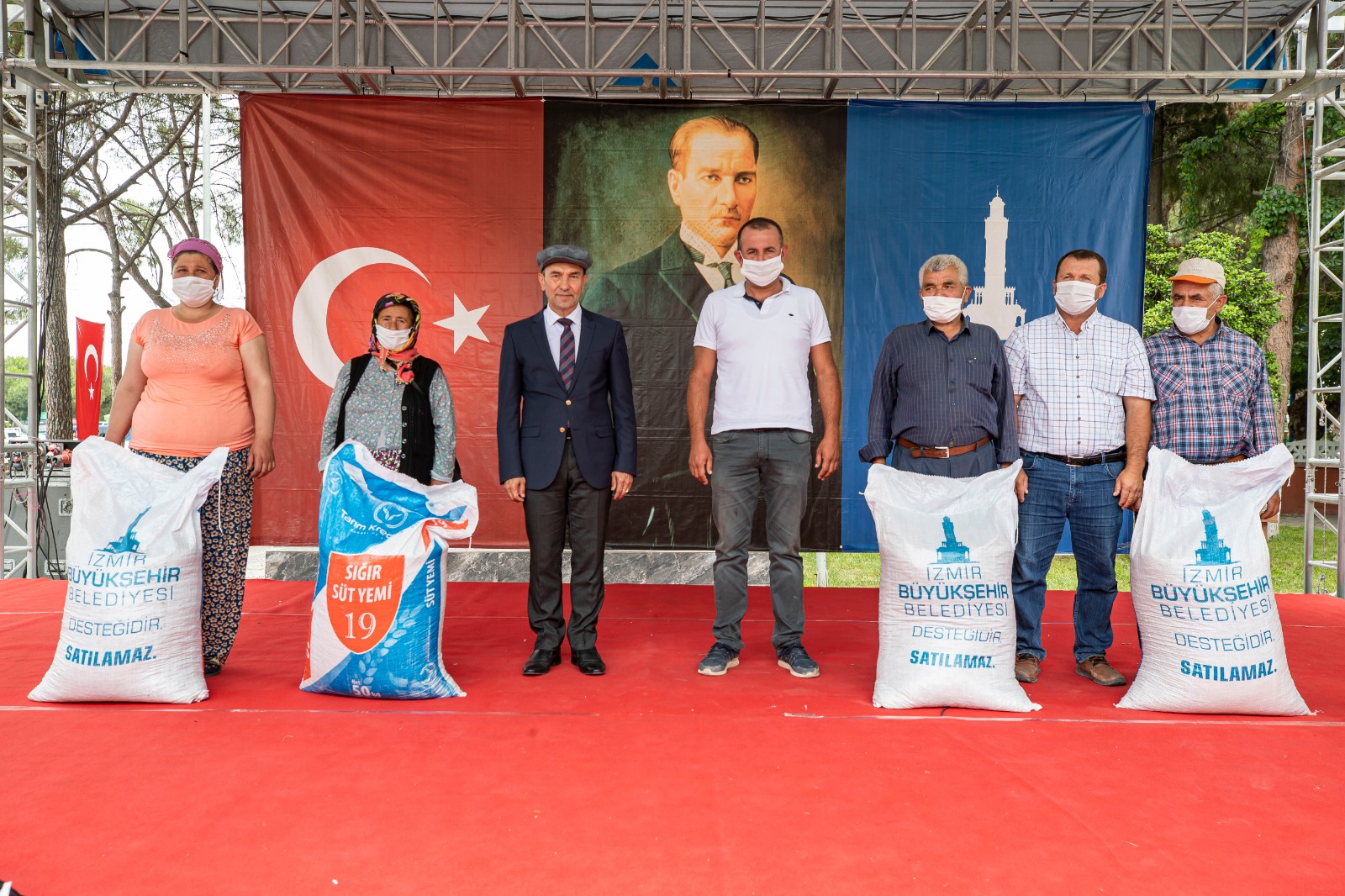 İzmir Büyükşehir Belediyesi’nden köylüye ilk defa yem desteği