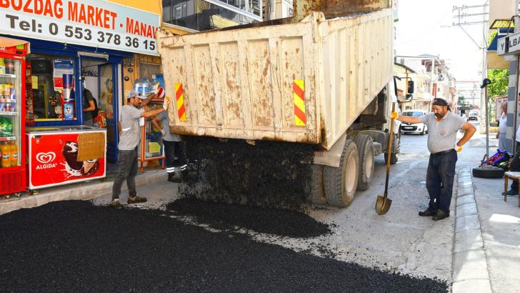 Günde yaklaşık 100 ton cadde ve sokaklara seriliyor.