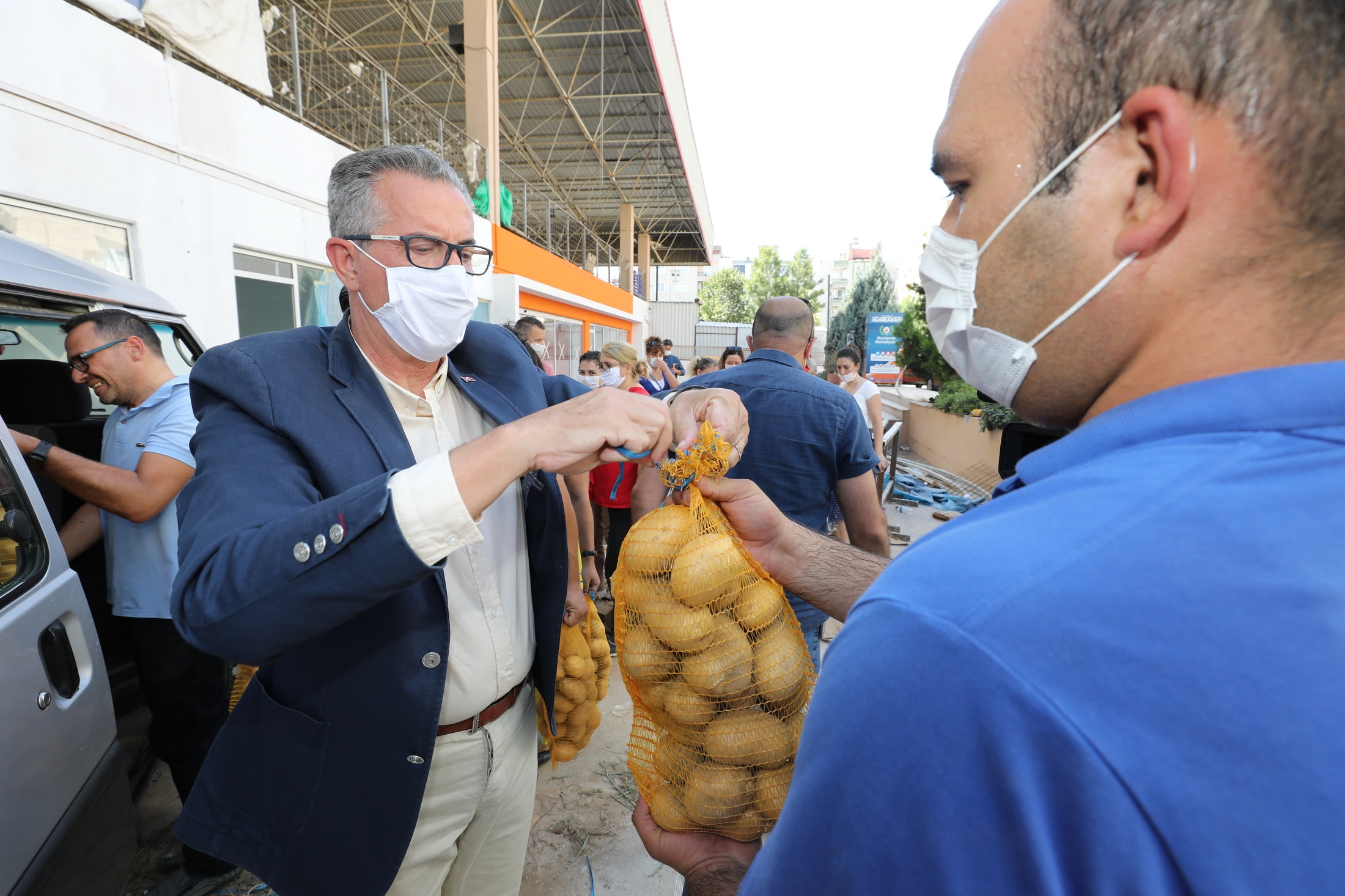 10 ton patates ihtiyaç sahiplerine dağıtılmaya başlandı
