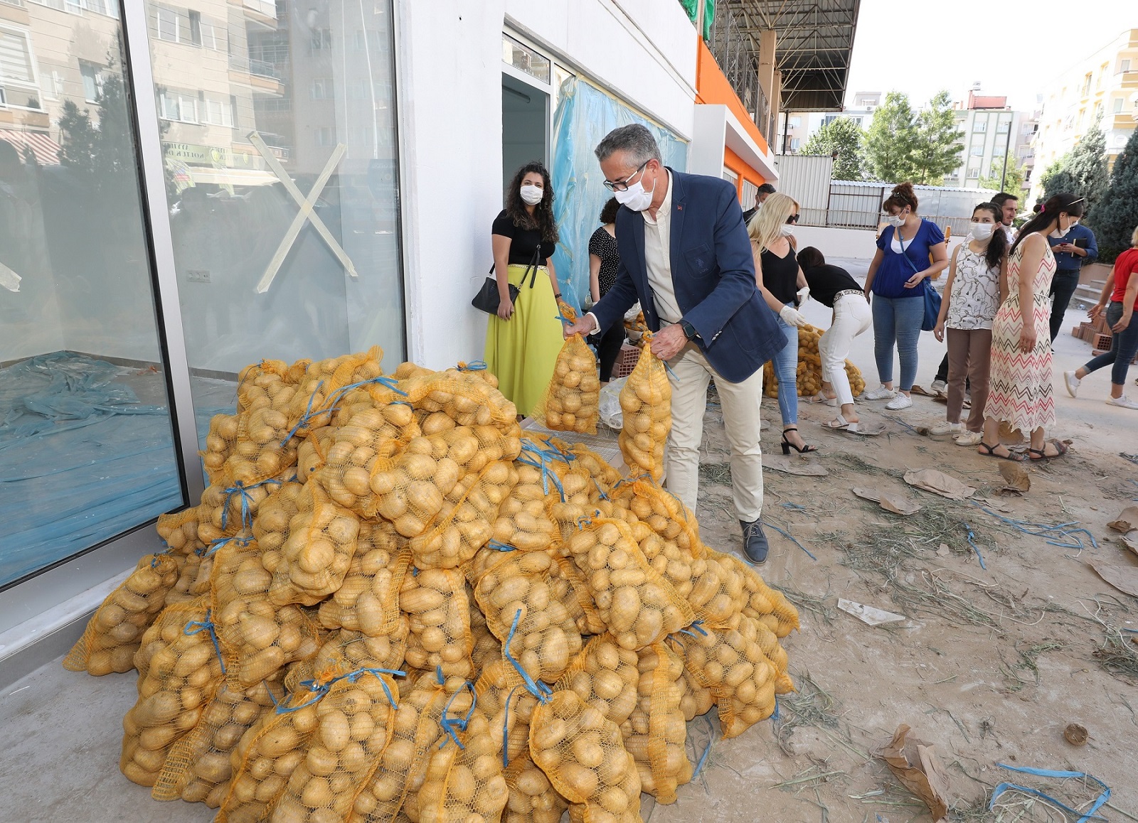 10 ton patates ihtiyaç sahiplerine dağıtılmaya başlandı