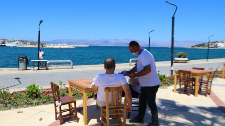 Başkan Oran; “Çeşme’de denize karşı çay içmek 2 TL!”