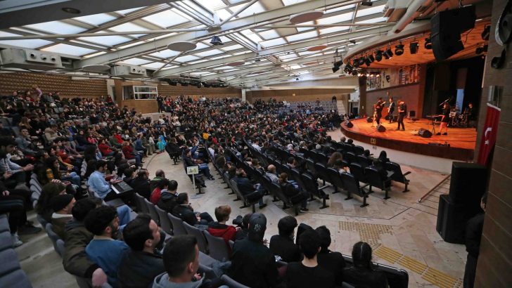 Bostanlı Suat Taşer Tiyatrosu kapılarını açtı