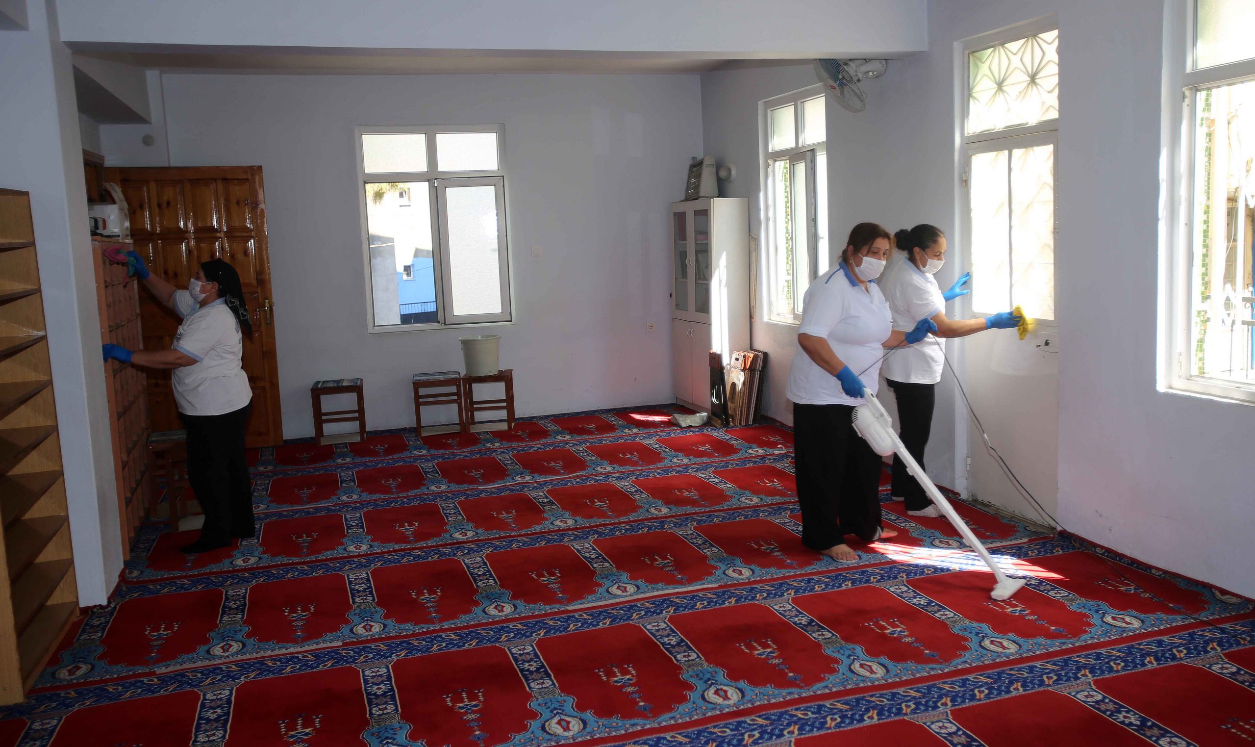 Karabağlar’da camilere bayram temizliği