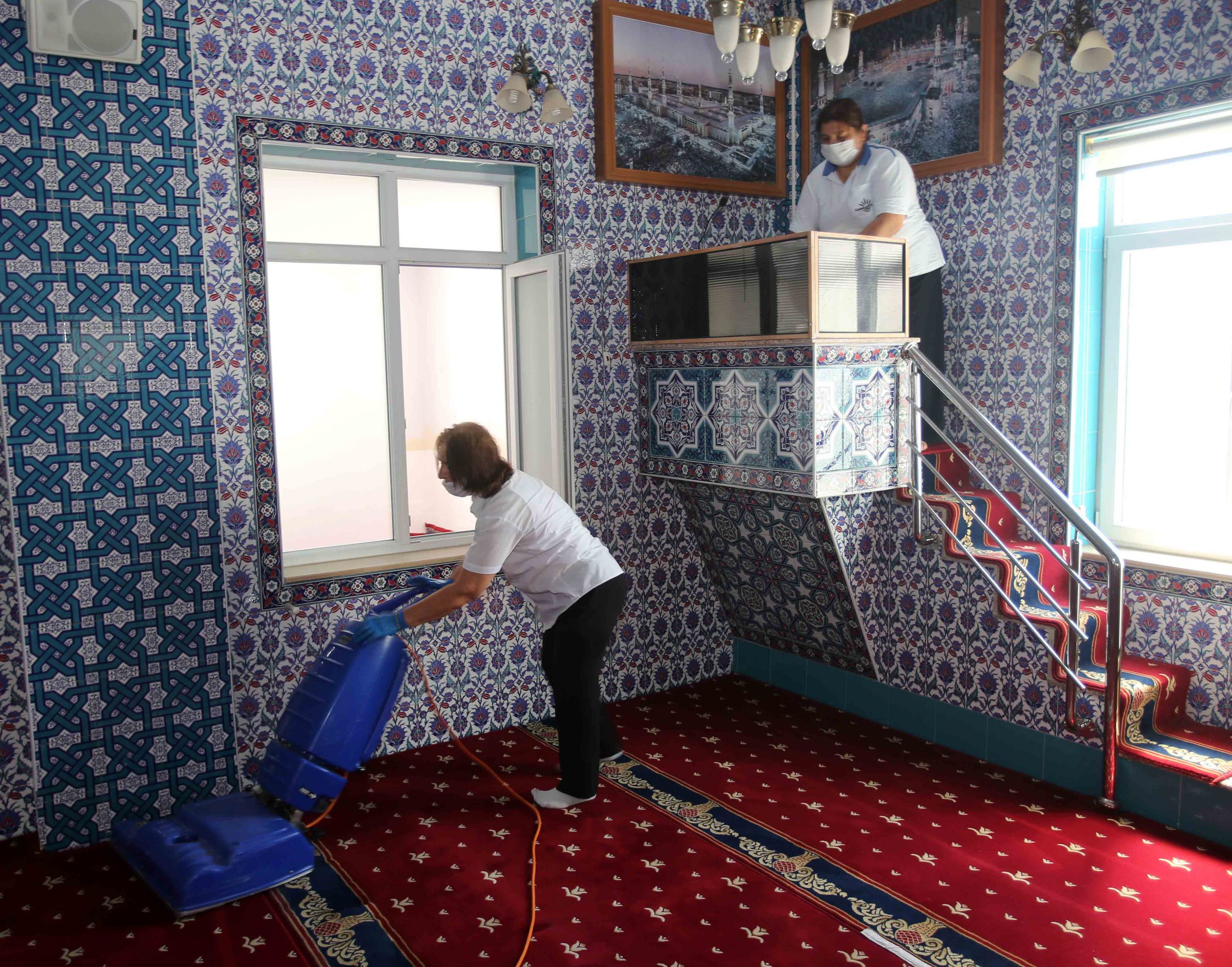Karabağlar’da camilere bayram temizliği