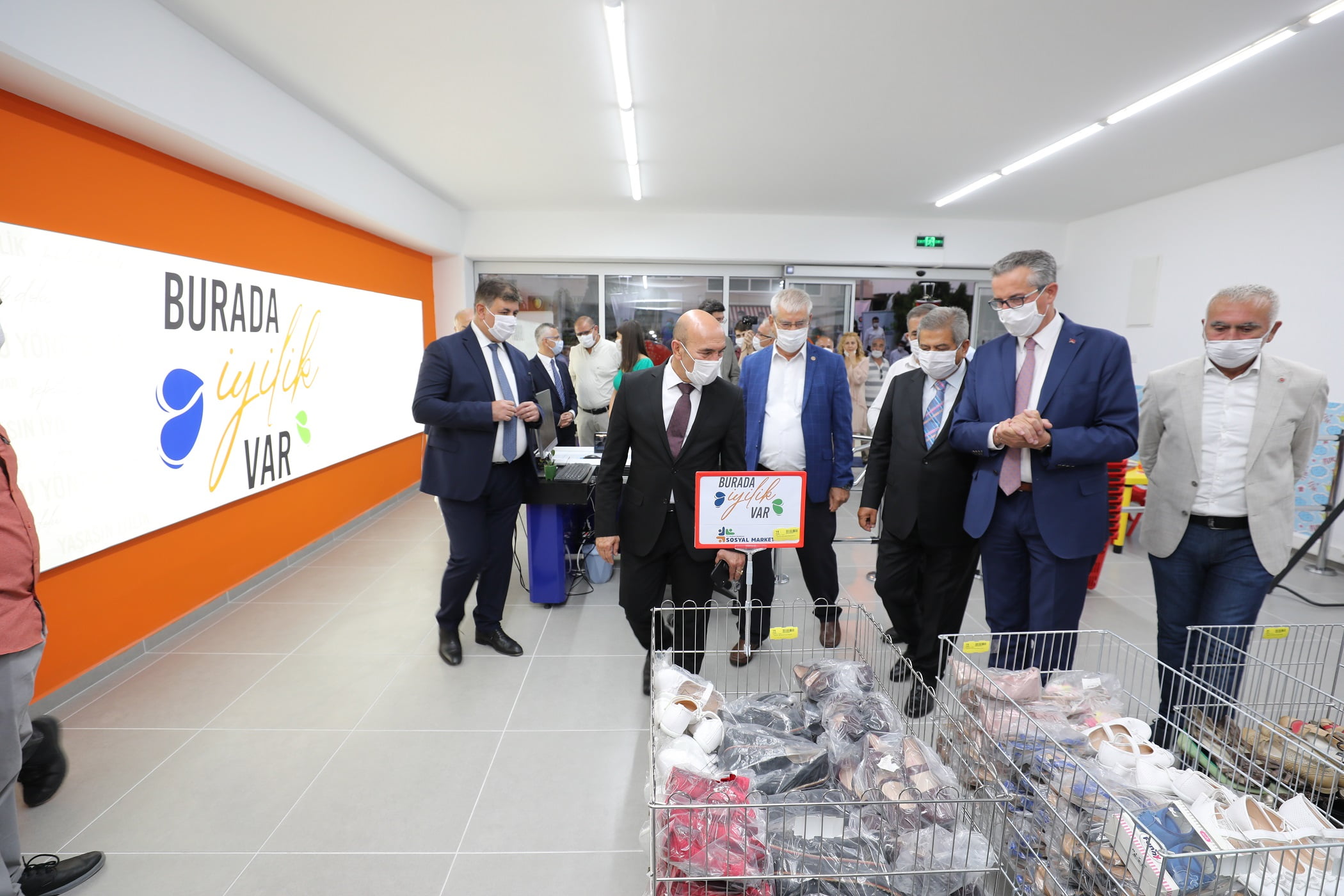 Gaziemir’de iyiliğin kapısı “Sosyal Market” açıldı
