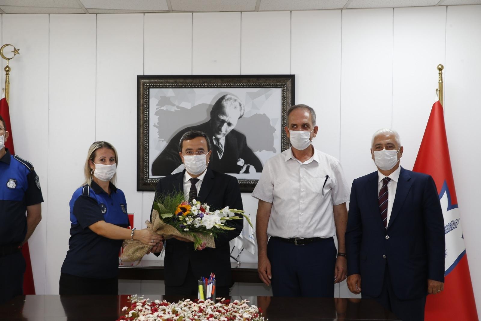 pandemi Zabıta Haftası nedeniyle Zabıta Müdürlüğü çalışanları ile bir araya gelen Konak Belediye Başkanı Abdül Batur, zabıta ekiplerine pandemi dönemindeki çalışmalarından ötürü teşekkür etti.