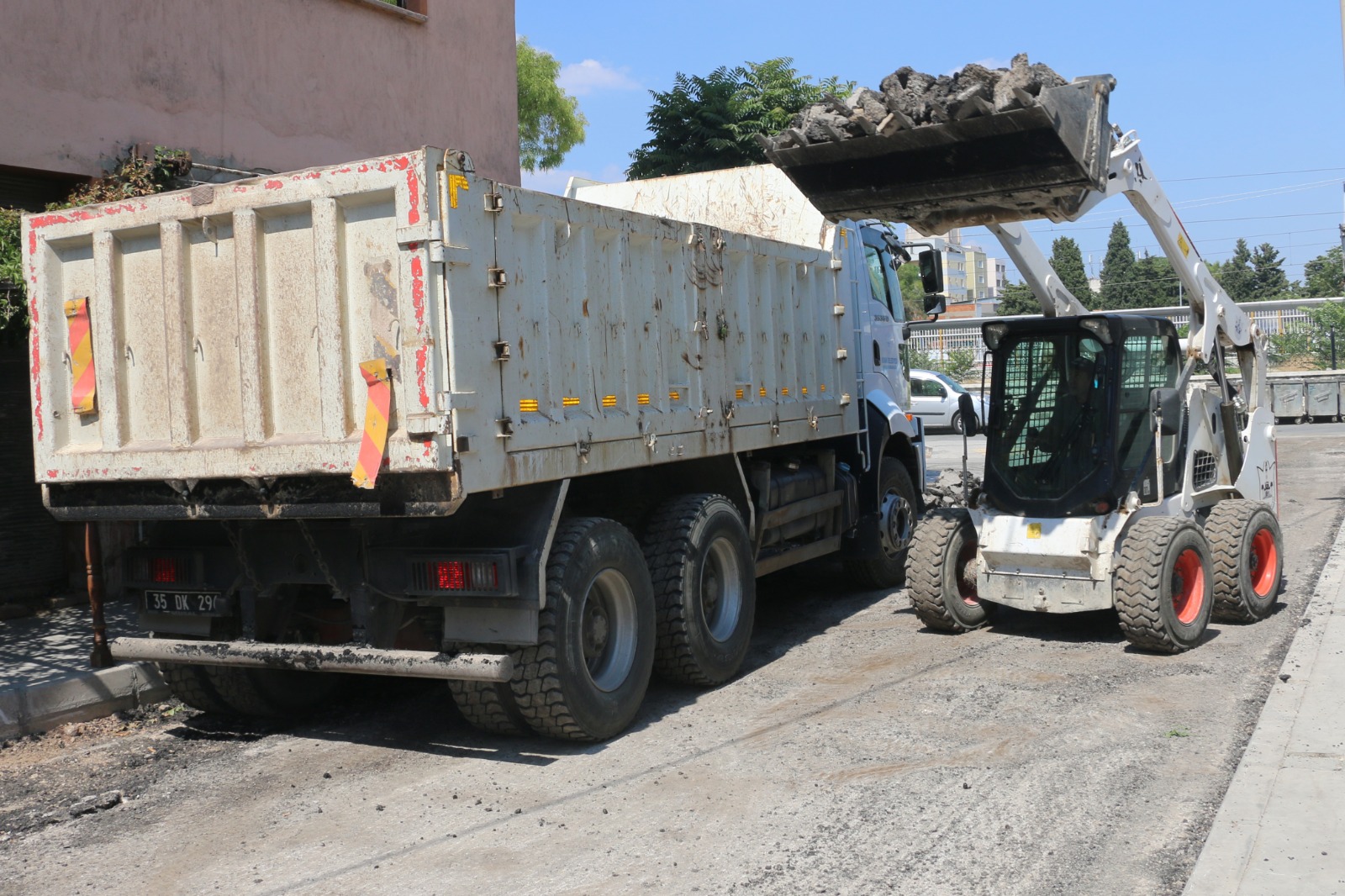 Konak’ın sokaklarına  7 ayda 3 bin 800 ton asfalt