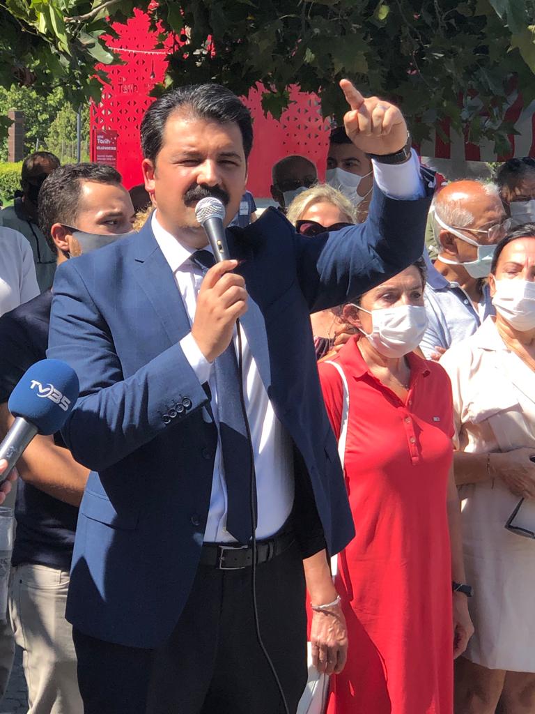 CHP KONAK'TAN 'KUR' PROTESTOSU: EKONOMİ OTOBÜSÜ UÇURUMDA!