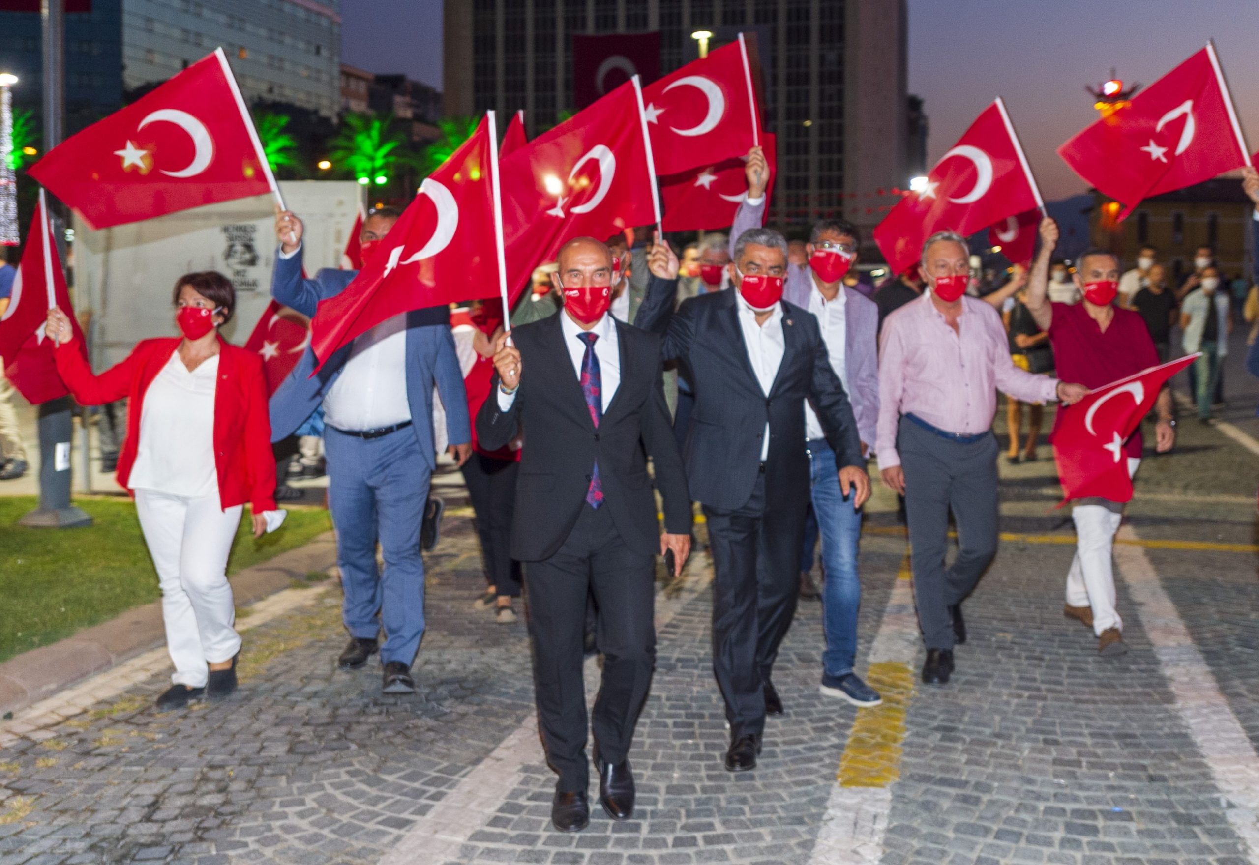 Başkan Soyer, Zafer Bayramı Korteji'ne katıldı