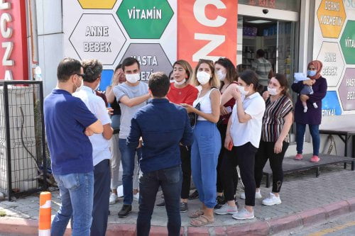 Menemen Özel Sada Hastanesi'nin Önünde Sağlıkçılar Eylemde! Maaşlarımızı alamadık!