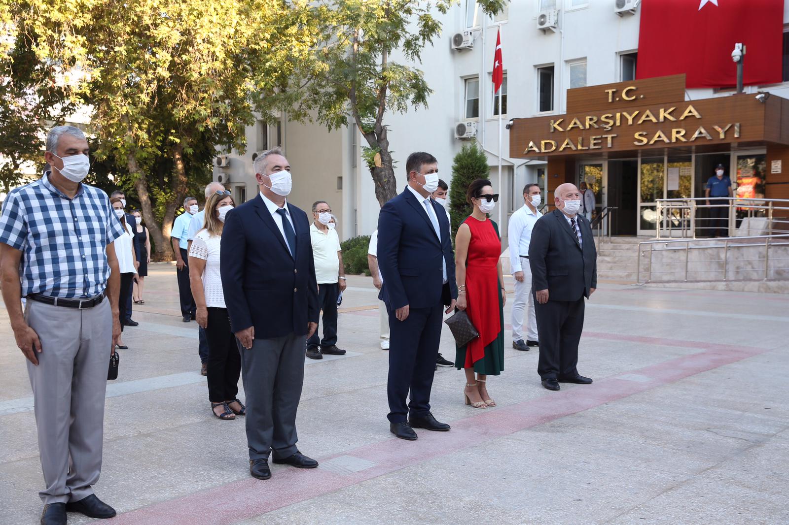 9eylül Karşıyaka Belediye Başkanı Dr. Cemil Tugay, İzmir’in kurtuluşunun 98 yıl dönümü dolayısıyla Karşıyaka Kaymakamlığı önündeki Atatürk Anıtı’na çelenk bıraktı. Pandemi tedbirleri altında düzenlenen törene CHP İlçe Başkanı Murat Serdar Koç ve partililer, Belediye Meclisi üyeleri ile muhtarlar da katıldı. Saygı duruşunun ardından
Karşıyaka Belediye Bandosu eşliğinde İstiklal Marşı’nı okuyan katılımcılar, başta Ulu Önder Gazi Mustafa Kemal Atatürk olmak üzere, tüm milli mücadele kahramanlarını saygı ve minnetle andı. Başkan Cemil Tugay ve eşi Öznur Tugay, törenin ardından İzmir Büyükşehir Belediyesi tarafından düzenlenen Zafer Yürüyüşü’ne katıldı. SONSUZ BAĞLILIKLA…
“9 Eylül onurumuzdur” diyen Başkan Tugay, konuşmasında şunları kaydetti: “9 Eylül İzmir’in kurtuluşunun 98 yılını, yaşadığımız salgın koşullarında gereğince kutlayamasak da, onurla ve gururla yaşıyoruz. Bize bu büyük mirası bırakan atalarımızı, başta Büyük Önderimiz ve Başöğretmenimiz Gazi Mustafa Kemal Atatürk olmak üzere; saygıyla,
minnetle ve sonsuz bağlılıkla anıyoruz. “Atatürk’ün Karşıyaka’sı” olarak, bir kere daha söz veriyoruz ki, bu büyük destanı yaratan ruhtan, bilinçten ve çağdaş, demokrat, laik Türkiye Cumhuriyeti değerlerinden asla vaz geçmeyeceğiz, Bu değerlerin simge kenti Karşıyaka ve Karşıyakalılık duruşumuzdan asla ödün vermeyeceğiz. “Yurtta Barış, Dünyada Barış” ilkesiyle yeryüzüne esin ve cesaret vererek, İzmir’in dağlarında açan çiçeklere Karşıyaka rüzgârımızı ekleyeceğiz. Bilimden, akıldan, hukuktan, sanattan ve aydınlanmadan yana tavrımıza gölge düşürmeyeceğiz. Unutmayacak, unutturmayacağız. 9 Eylül onurumuz, bu duruş düne saygımız geleceğe sorumluluğumuz olarak bize daima ışık tutacak, yol gösterecek. İşte 98 yılda biz bir kere daha söz veriyoruz ki, daha yaşanır bir dünya, daha güzel bir Türkiye mümkündür ve biz bu uğurda çalışırken, asla yorulmayacağız. Nice yıllara İzmir, nice güzel yolculuklara sevgili ülkemiz, yaşasın Gazi Mustafa Kemal Atatürk’ümüz!”